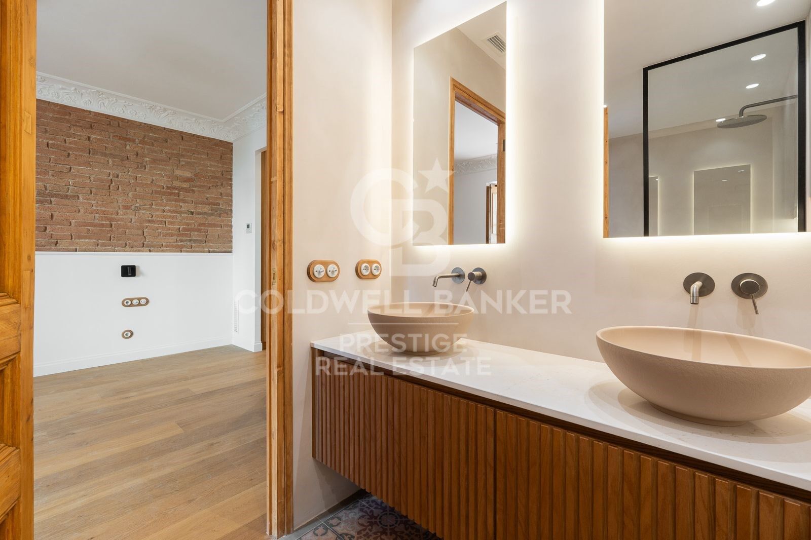 Alto, soleado, reformado de alta calidad, 3 habitaciones, 3 baños