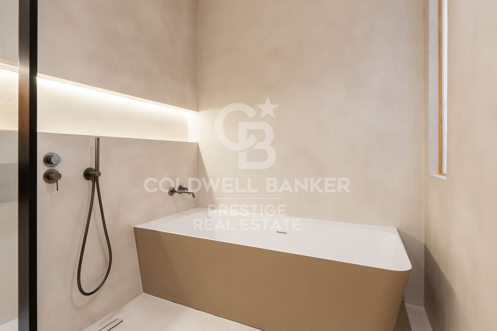 Alto, soleado, reformado de alta calidad, 3 habitaciones, 3 baños en Eixample Dreta, Barcelona