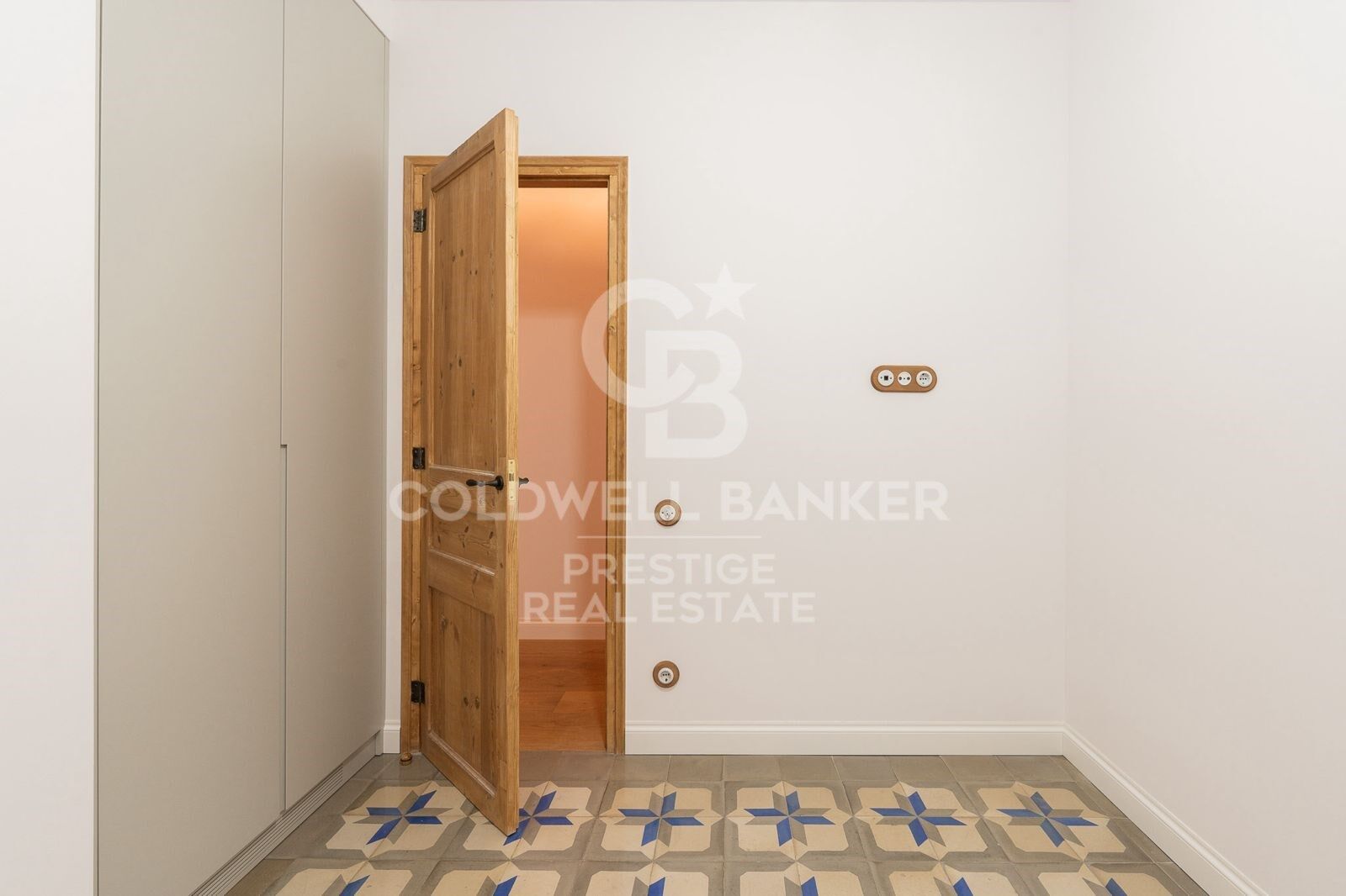 Étage élevé, lumineux, rénovation haut de gamme, 3 chambres, 3 salles de bains