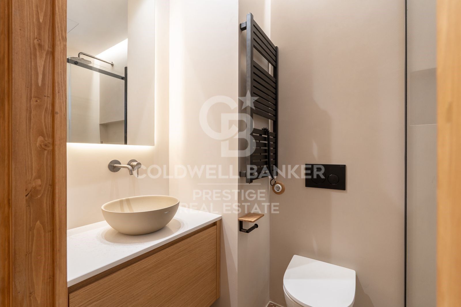 Alto, soleado, reformado de alta calidad, 3 habitaciones, 3 baños en Eixample Dreta, Barcelona
