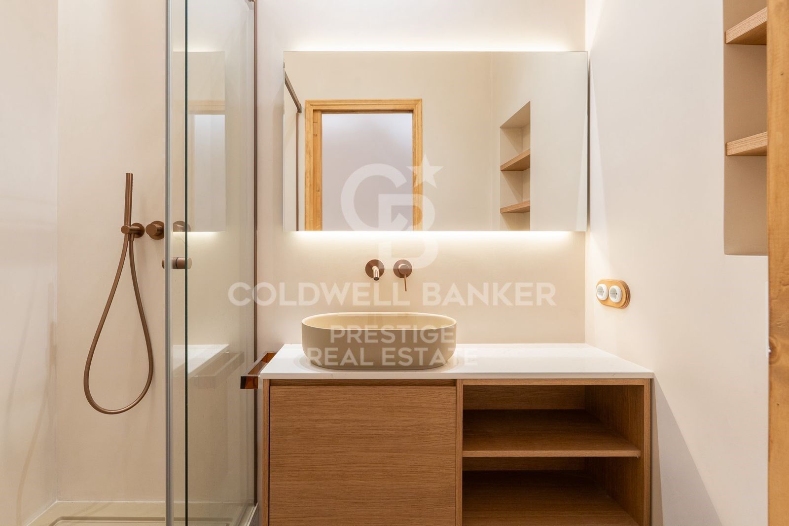 Alto, soleado, reformado de alta calidad, 3 habitaciones, 3 baños en Eixample Dreta, Barcelona