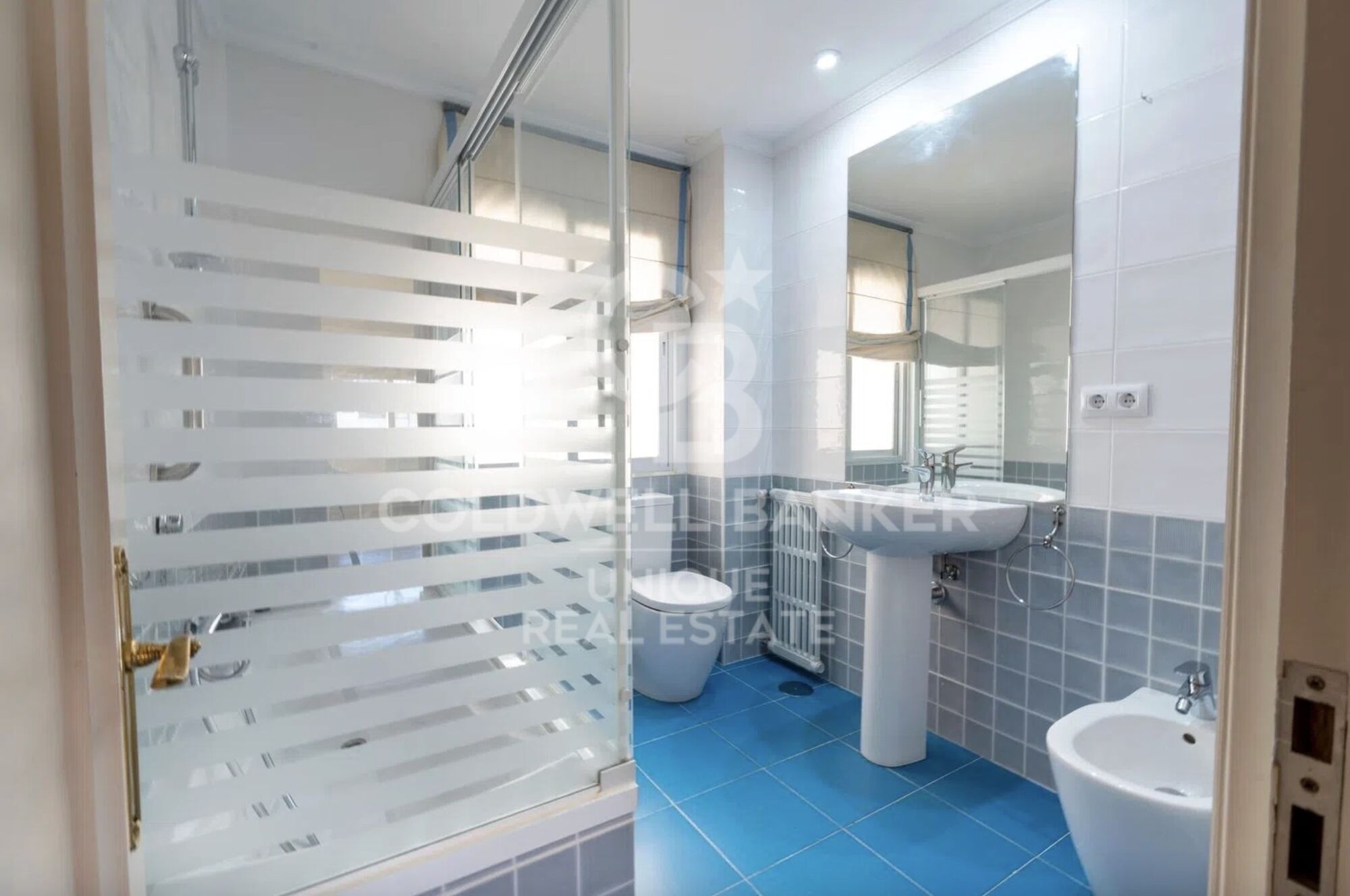 Four-bedroom apartment with terrace for renovation in Almagro, Madrid.