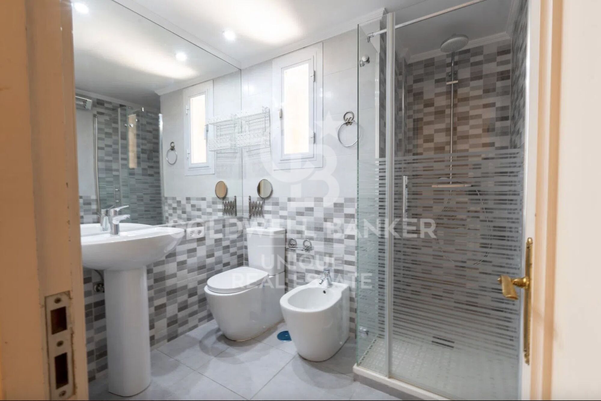 Appartement de 4 chambres avec terrasse à rénover à Almagro, Madrid.