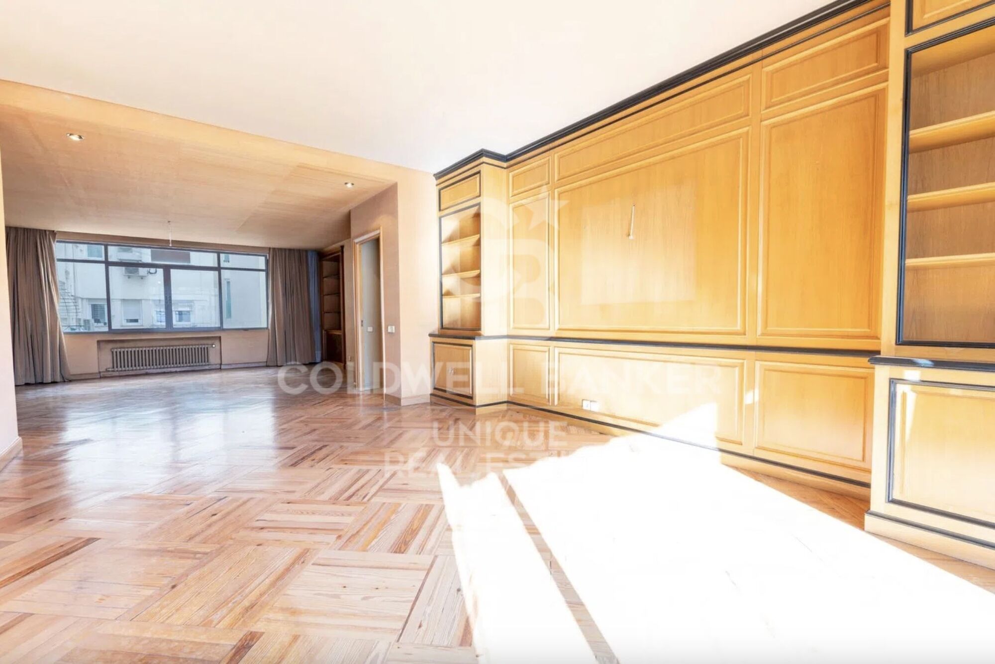 Four-bedroom apartment with terrace for renovation in Almagro, Madrid.