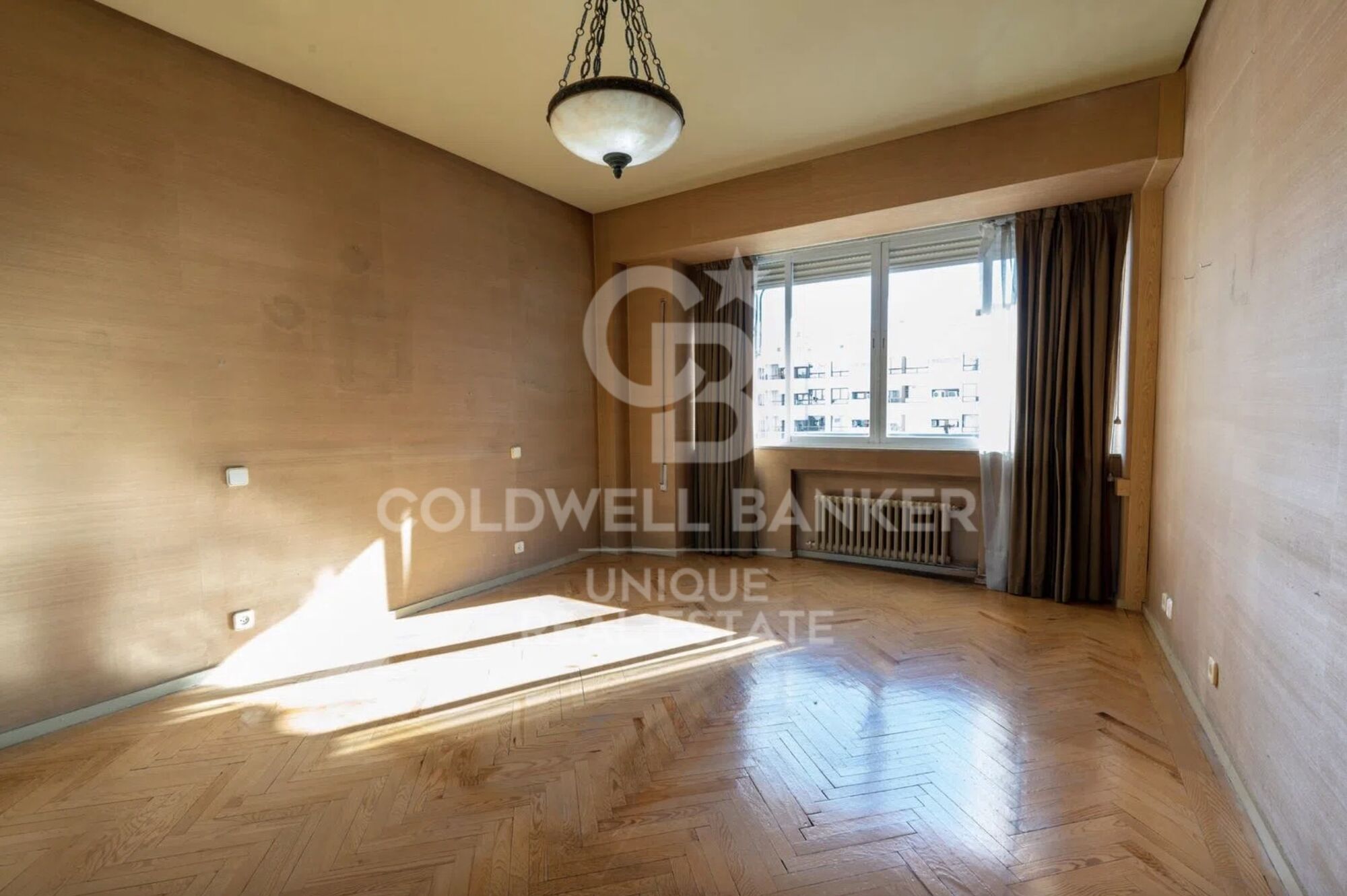 Four-bedroom apartment with terrace for renovation in Almagro, Madrid.