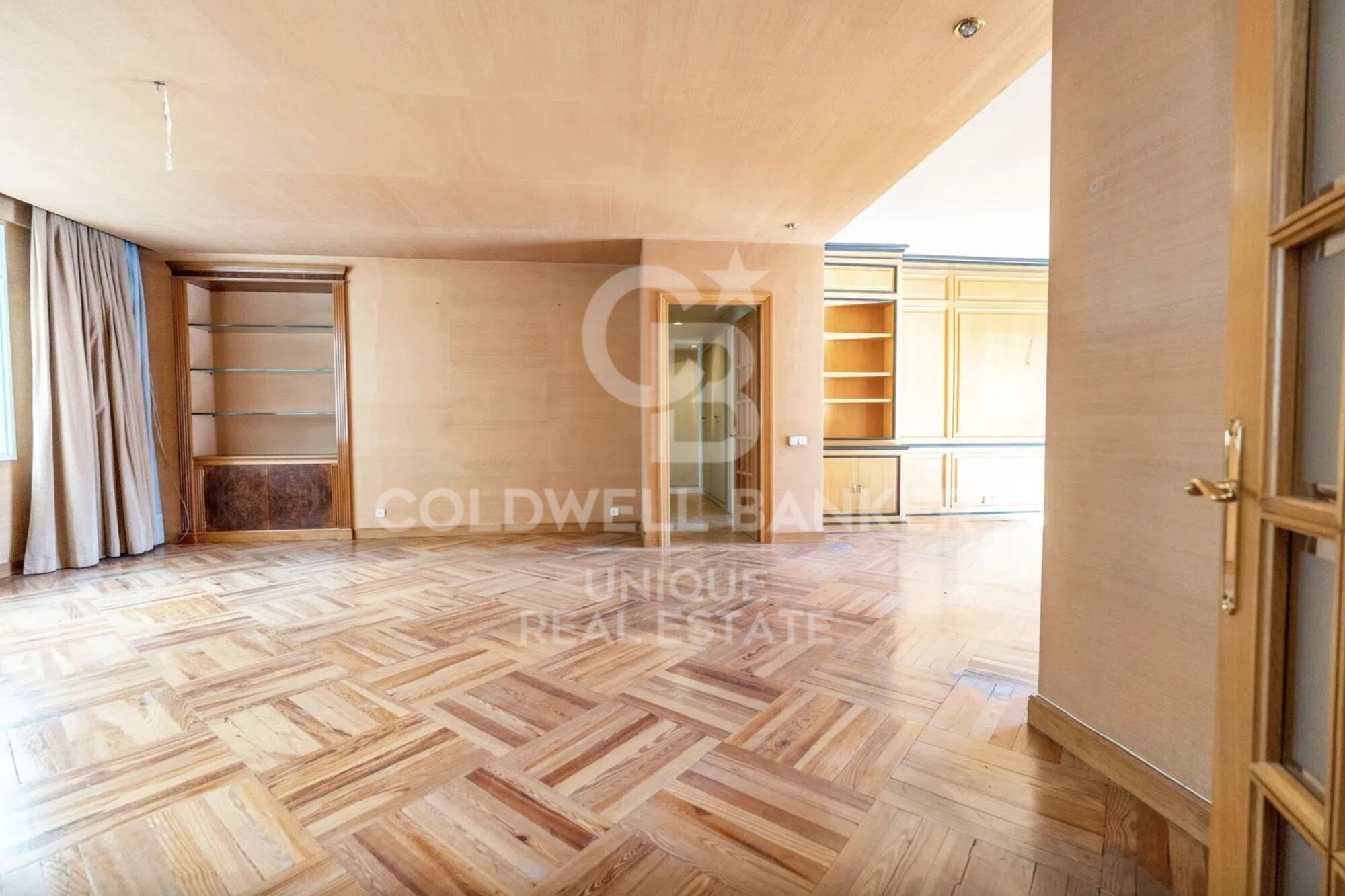 Four-bedroom apartment with terrace for renovation in Almagro, Madrid.
