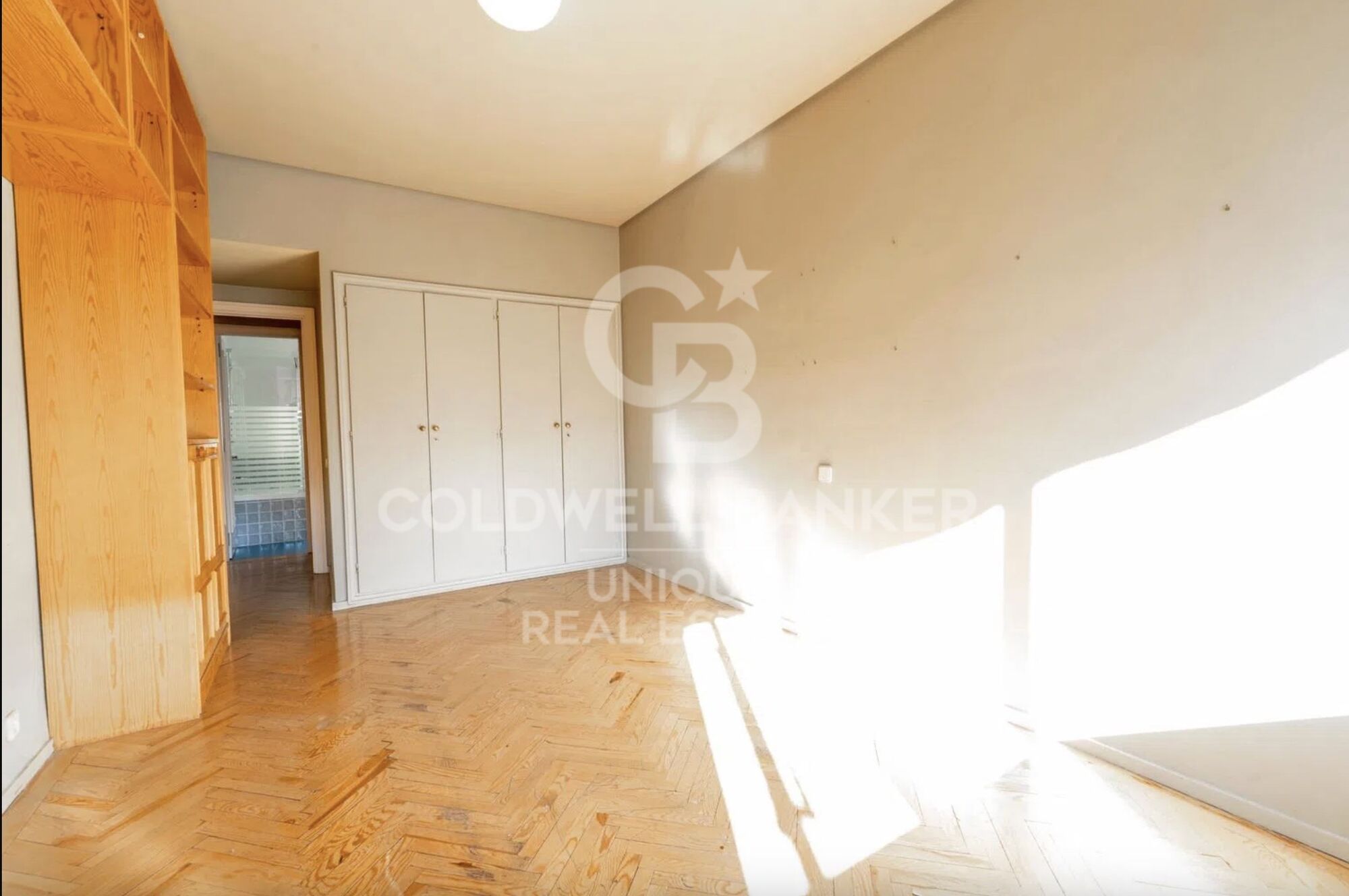 Four-bedroom apartment with terrace for renovation in Almagro, Madrid.