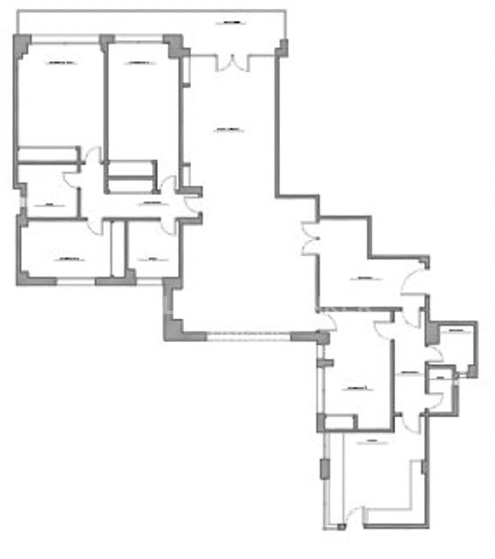 Four-bedroom apartment with terrace for renovation in Almagro, Madrid.