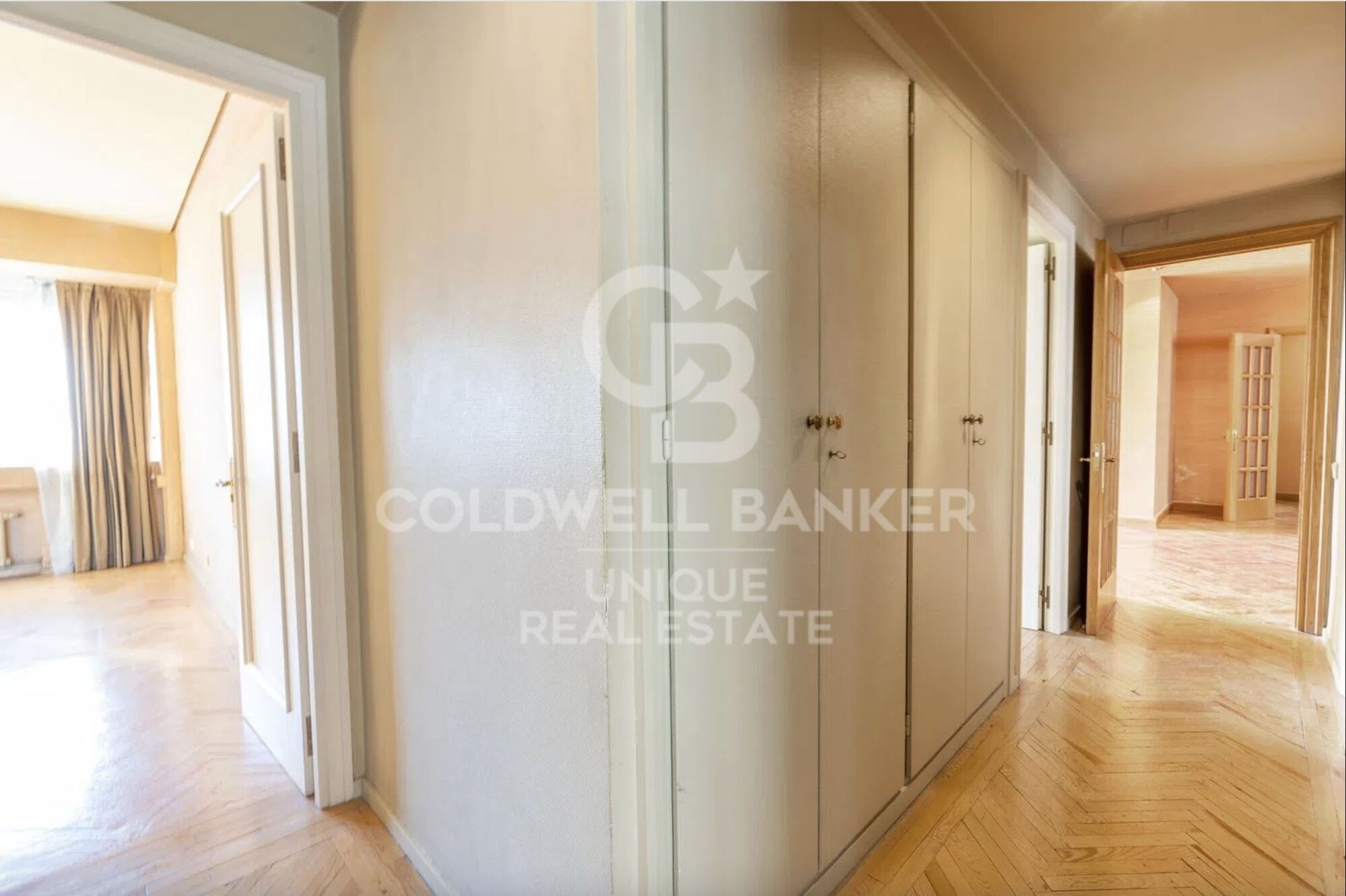 Four-bedroom apartment with terrace for renovation in Almagro, Madrid.