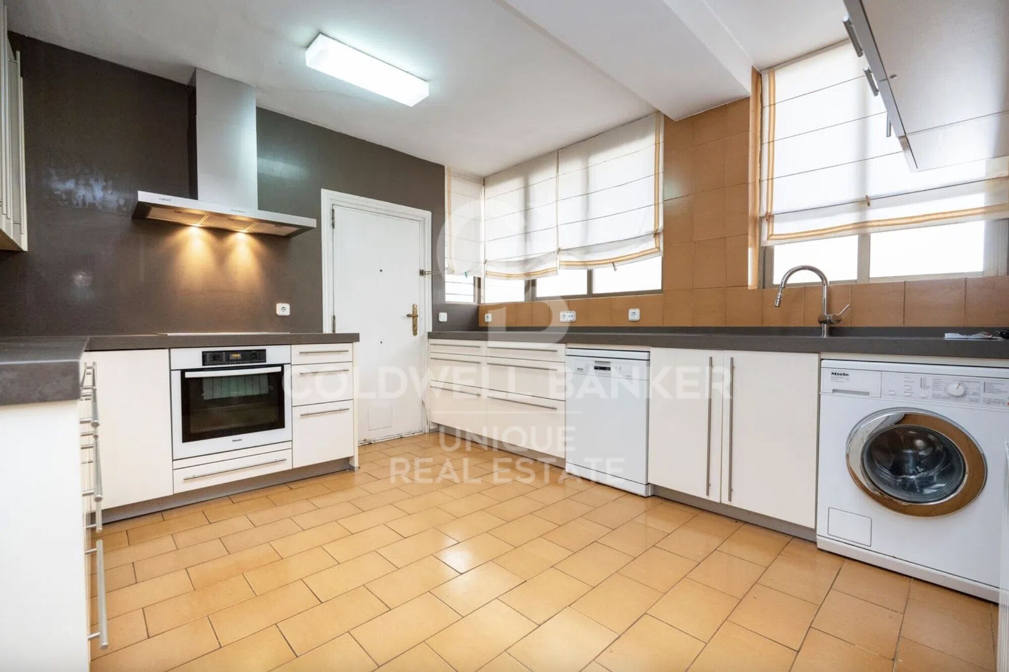 Four-bedroom apartment with terrace for renovation in Almagro, Madrid.