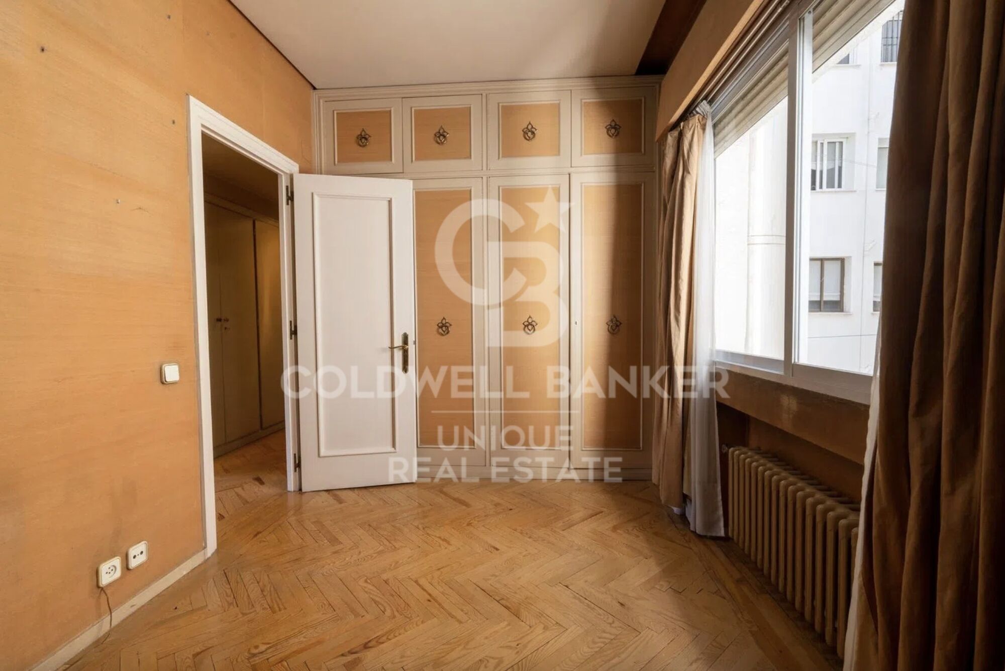Four-bedroom apartment with terrace for renovation in Almagro, Madrid.