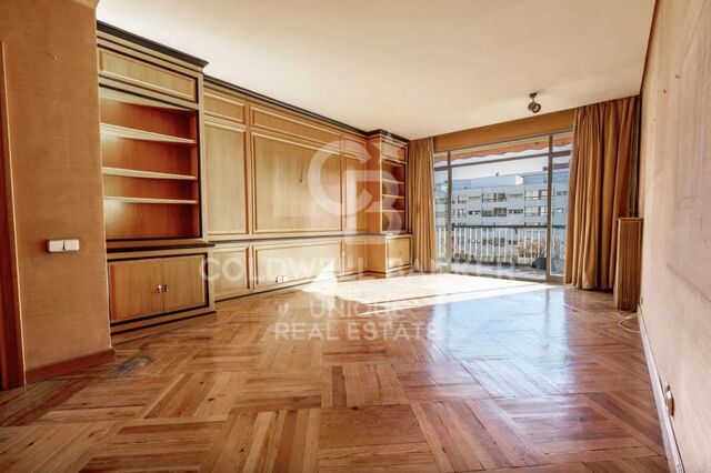 Four-bedroom apartment with terrace for renovation in Almagro, Madrid.