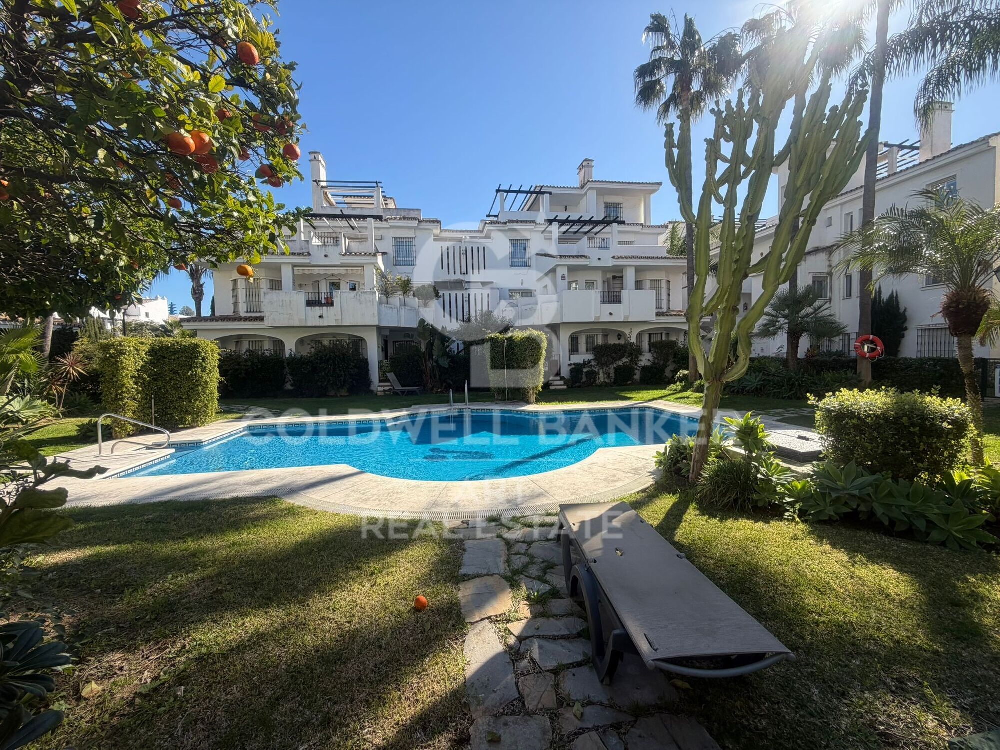 Precioso apartamento de dos dormitorios en alquiler en Los Naranjos- Marbella