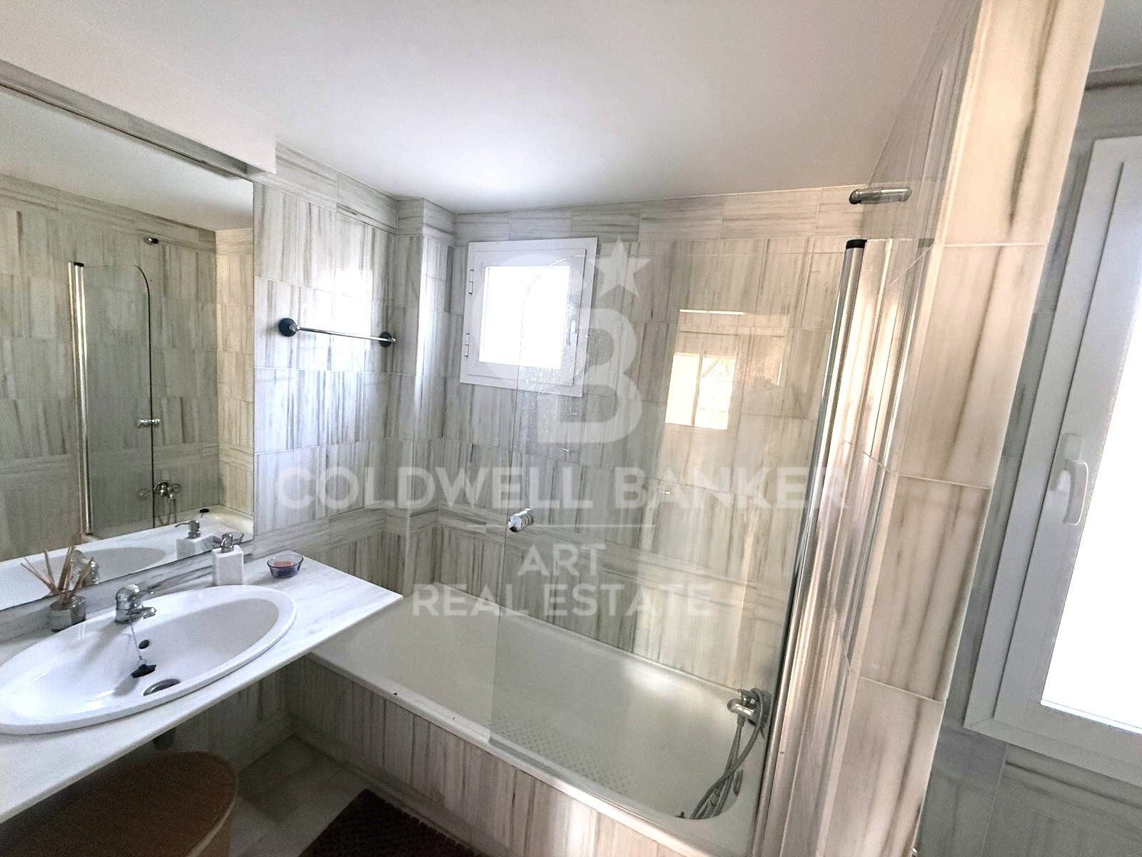 Precioso apartamento de dos dormitorios en alquiler en Los Naranjos- Marbella