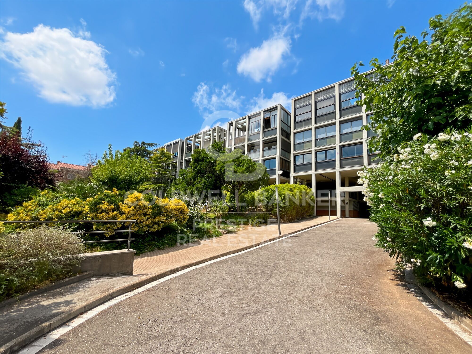 Piso en venta en Finestrelles con 2 plazas de parking y piscina comunitaria