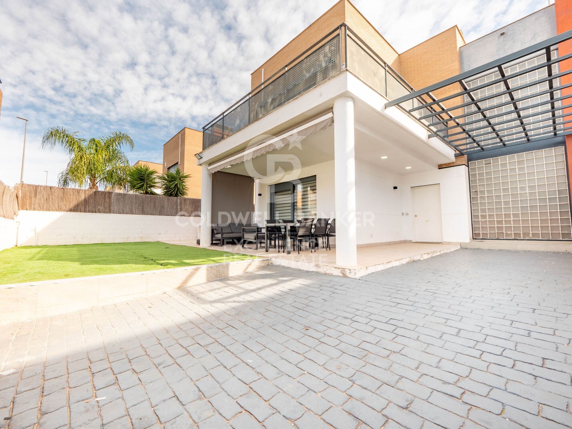 Amplio y moderno chalet pareado de 200 m2 en La Pobla de Vallbona