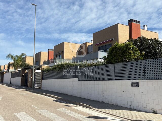 Spacious and modern 200 m2 semi-detached villa in La Pobla de Vallbona