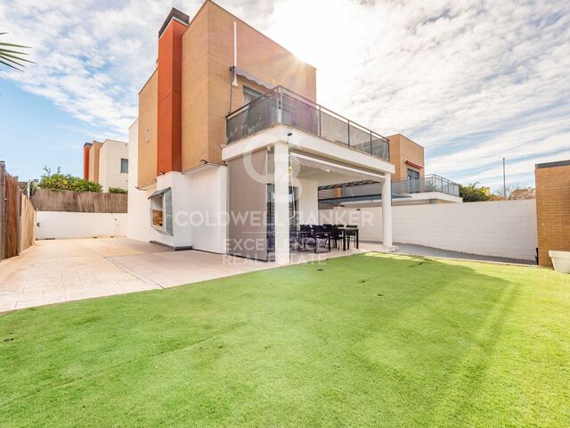 Spacious and modern 200 m2 semi-detached villa in La Pobla de Vallbona