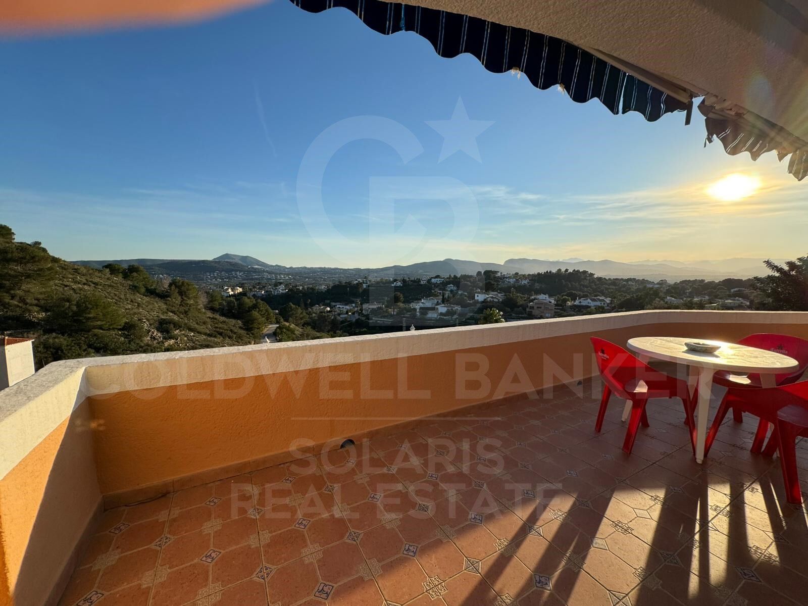 Südlich ausgerichte, mediterrane Villa mit offenem Blick in Jávea / Xàbia
