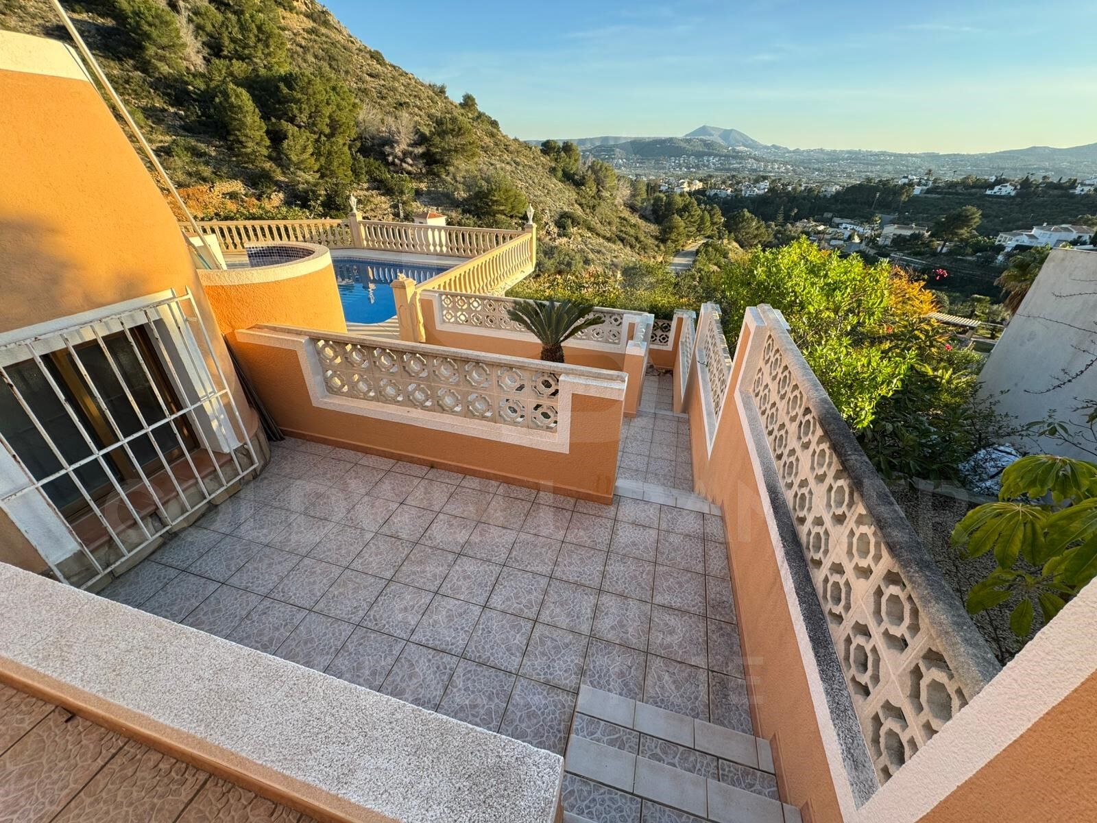 Südlich ausgerichte, mediterrane Villa mit offenem Blick in Jávea / Xàbia