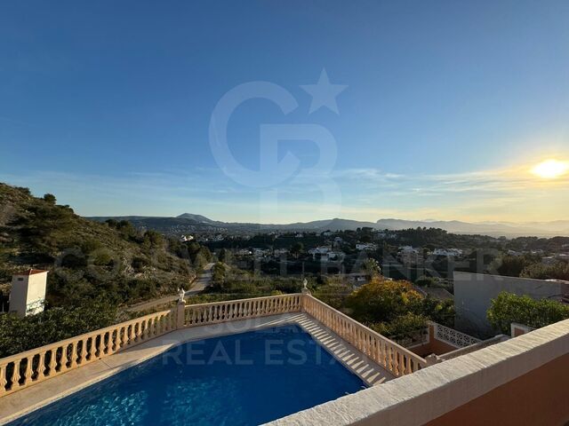 Villa mediterránea con orientación sur y vistas abiertas. Alquiler anual en Jávea