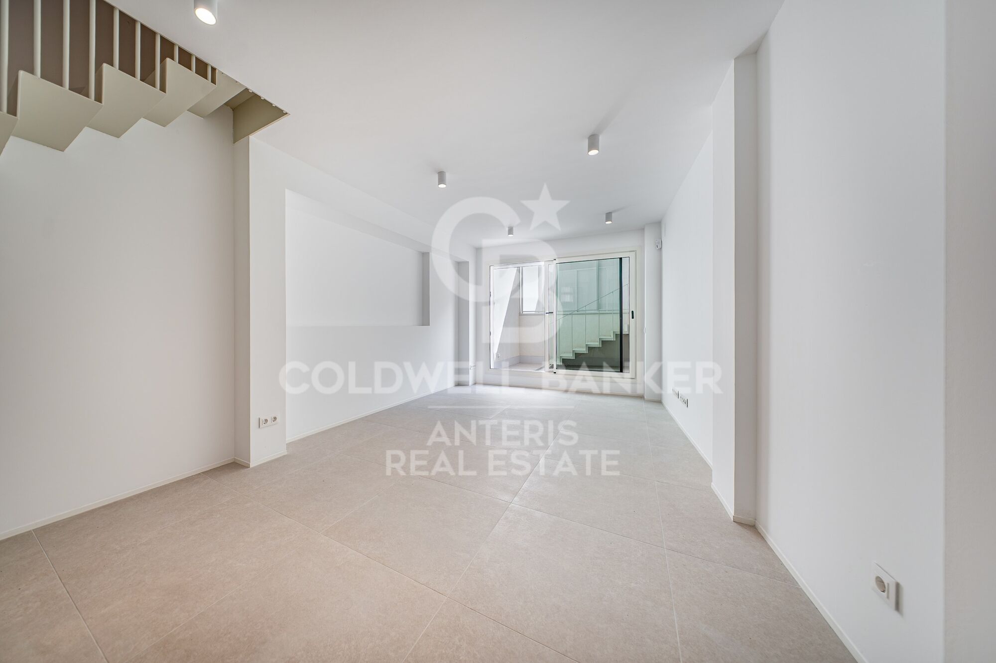 Duplex with Private Patio and Rooftop Community Pool by Camp Nou