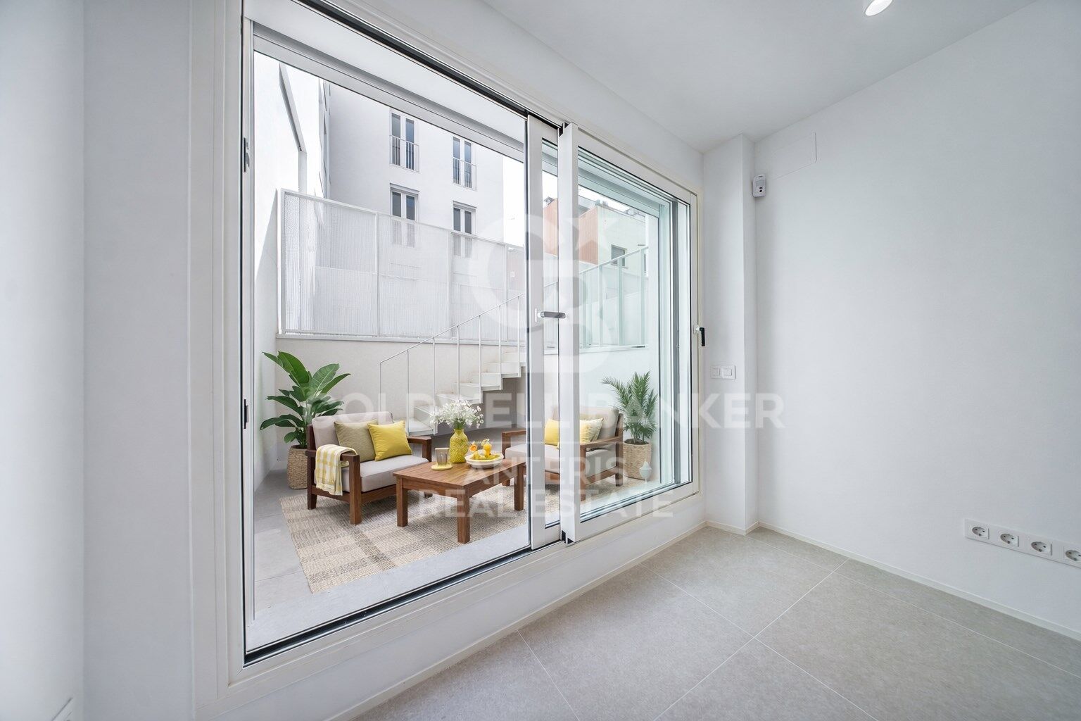 Duplex with Private Patio and Rooftop Community Pool by Camp Nou