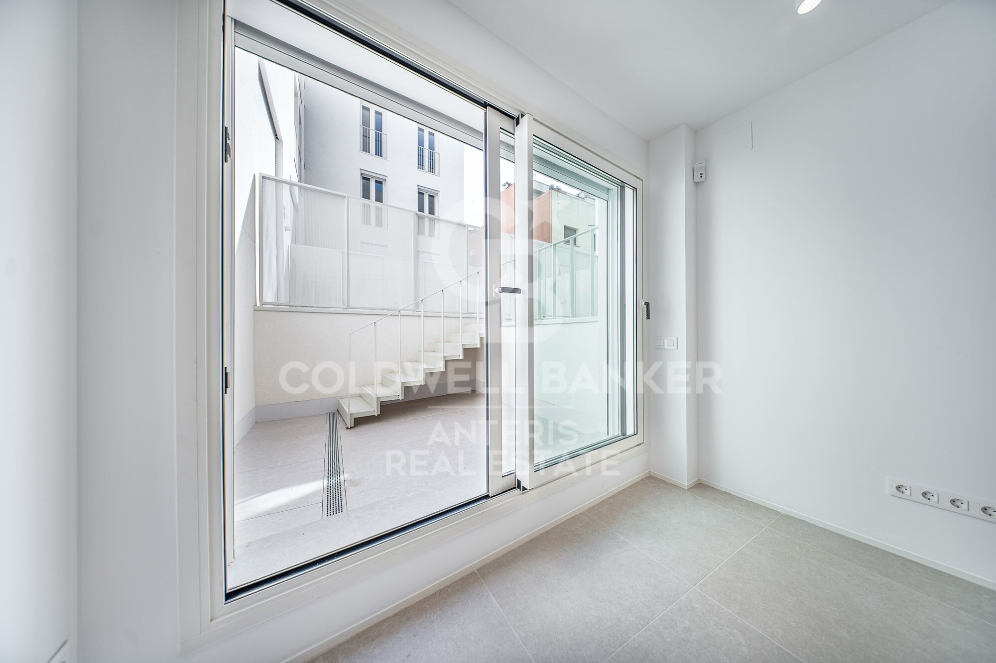 Duplex with Private Patio and Rooftop Community Pool by Camp Nou