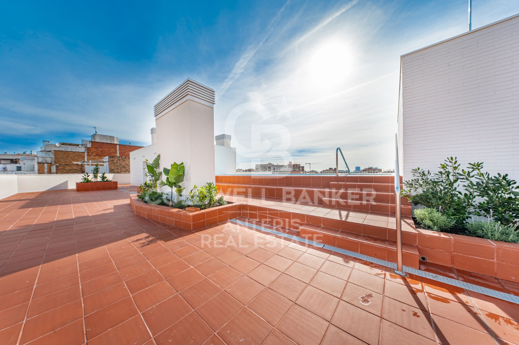 Duplex with Private Patio and Rooftop Community Pool by Camp Nou