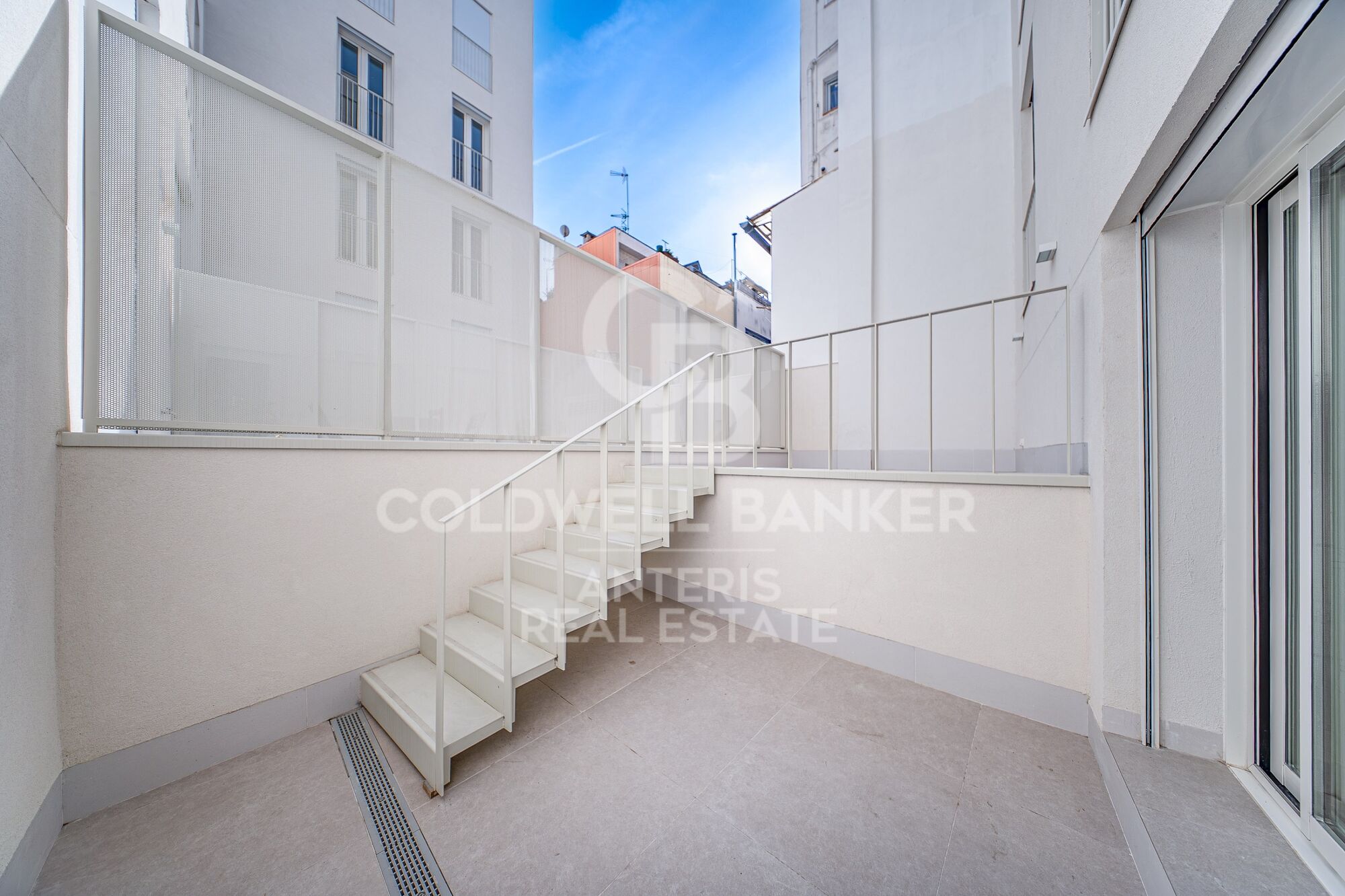 Duplex with Private Patio and Rooftop Community Pool by Camp Nou
