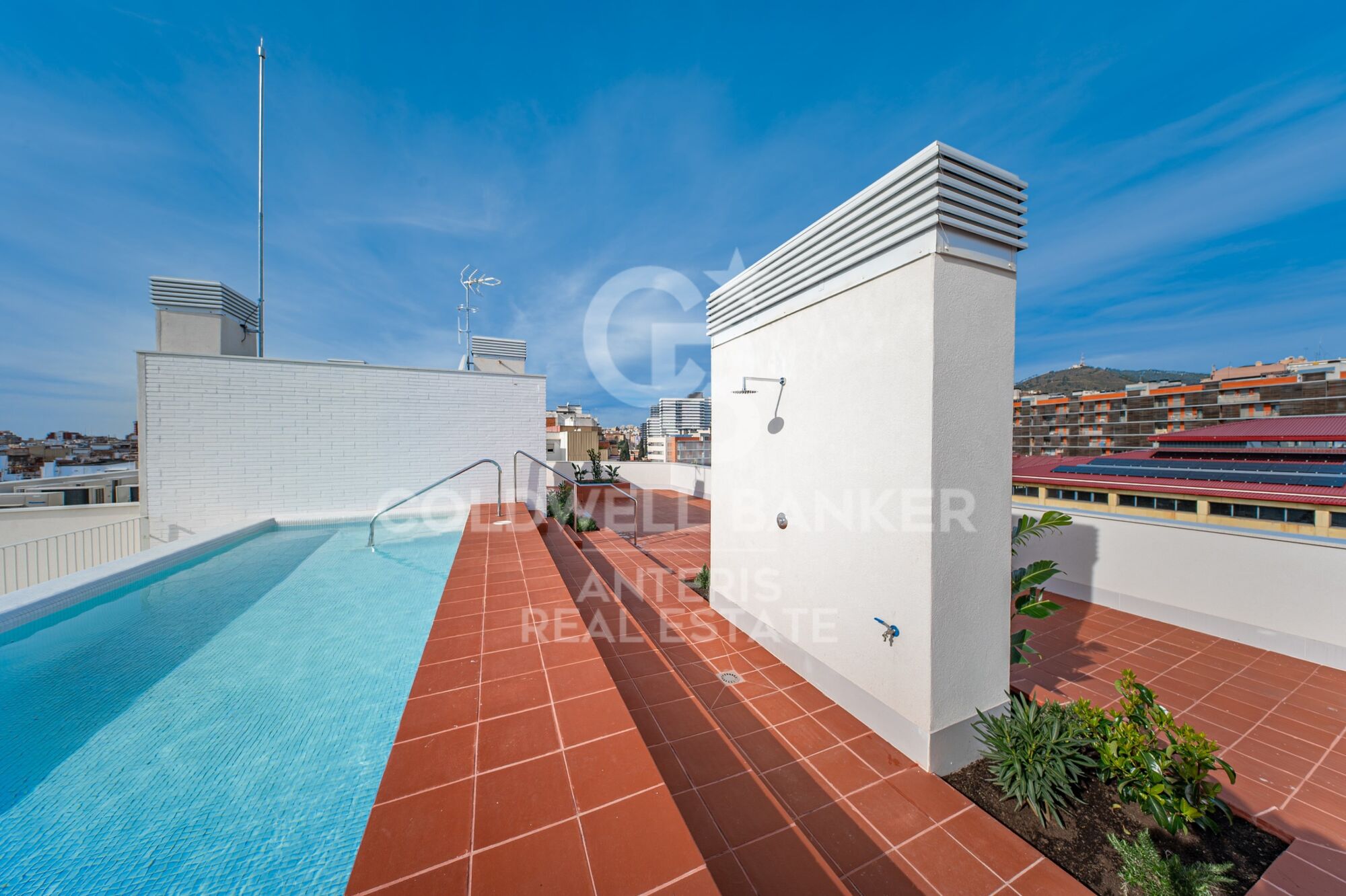 Dúplex a estrenar con patio y piscina comunitaria en azotea cerca de Camp Nou