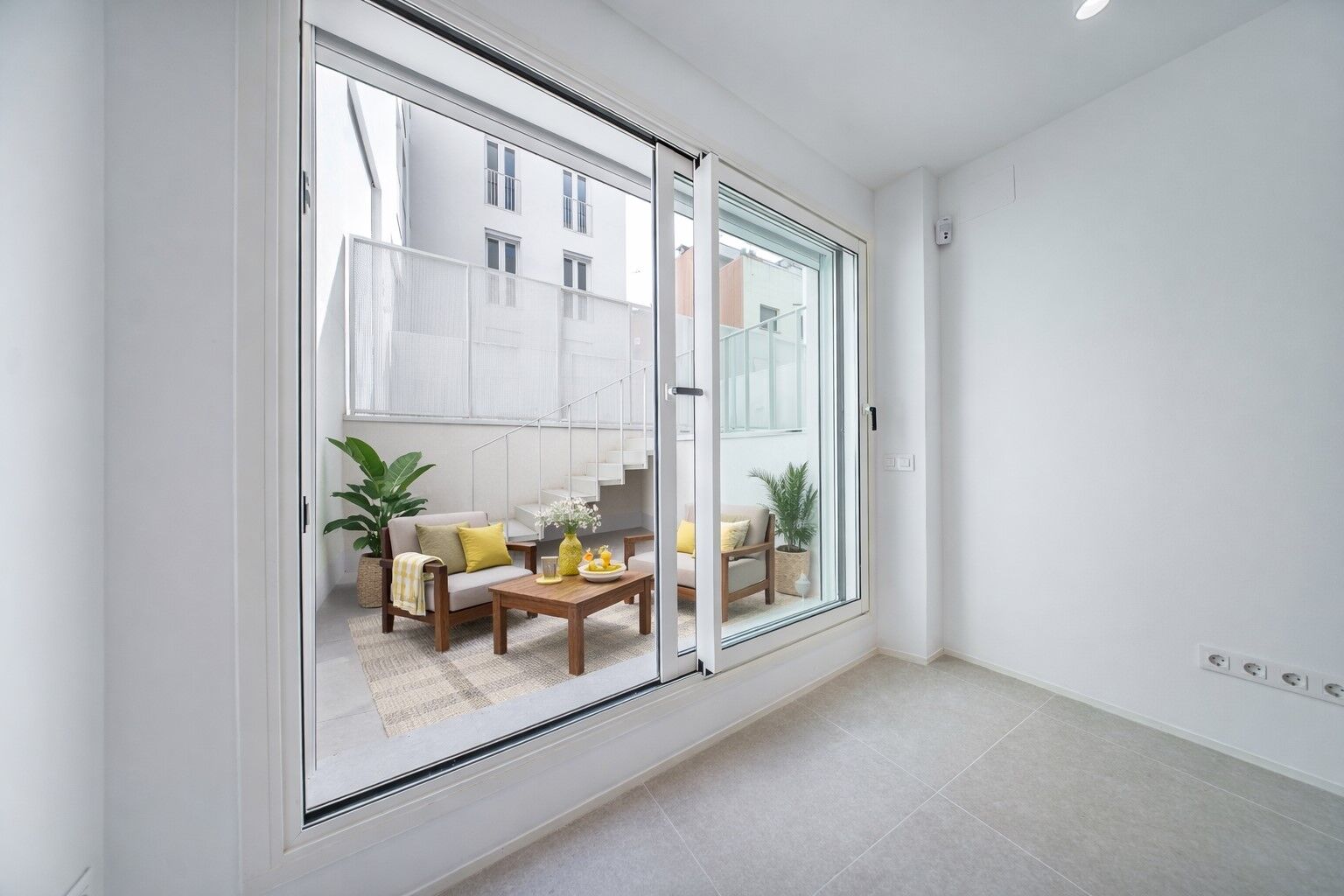 Duplex with Private Patio and Rooftop Community Pool by Camp Nou