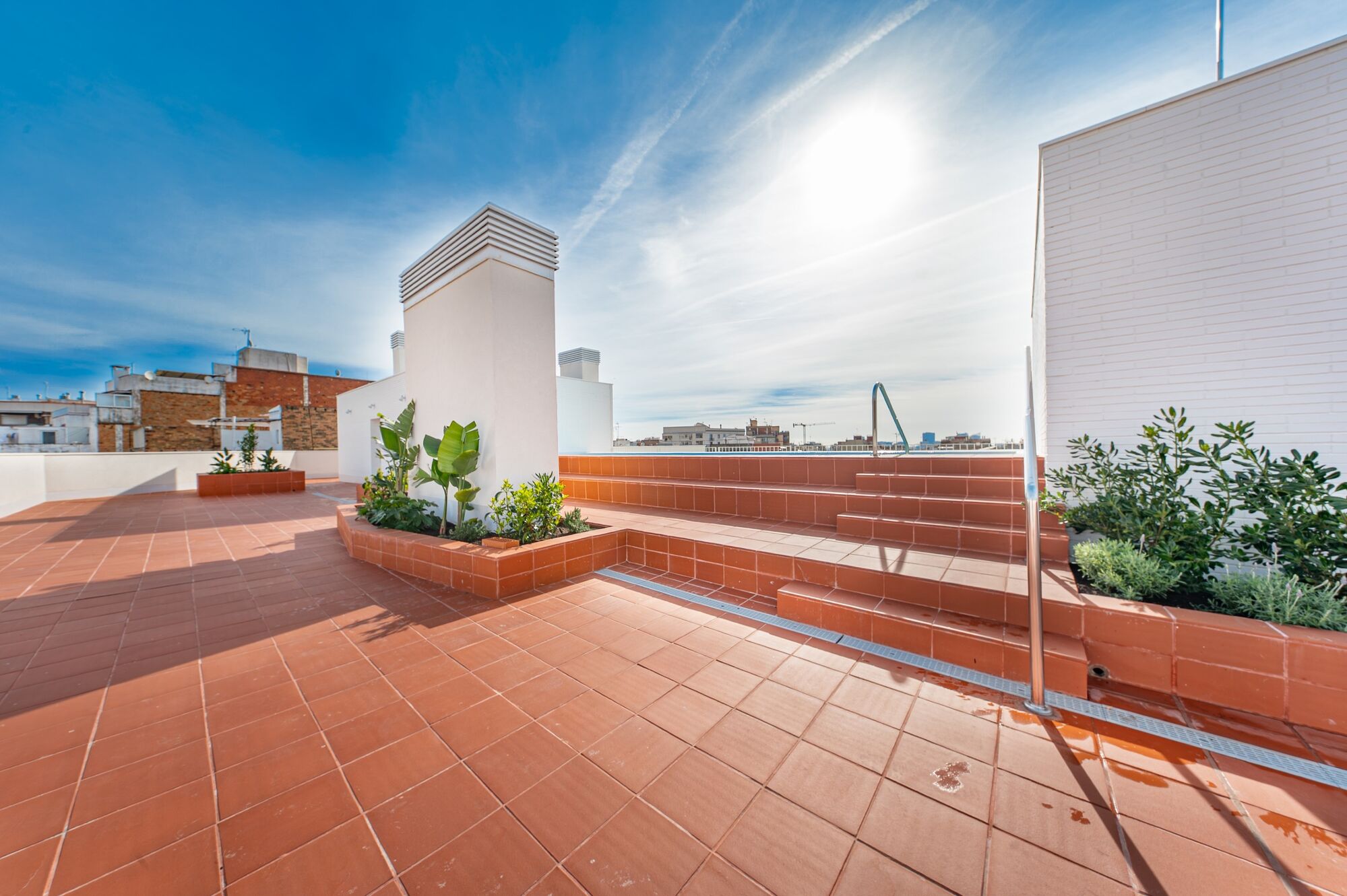 Dúplex a estrenar con patio y piscina comunitaria en azotea cerca de Camp Nou