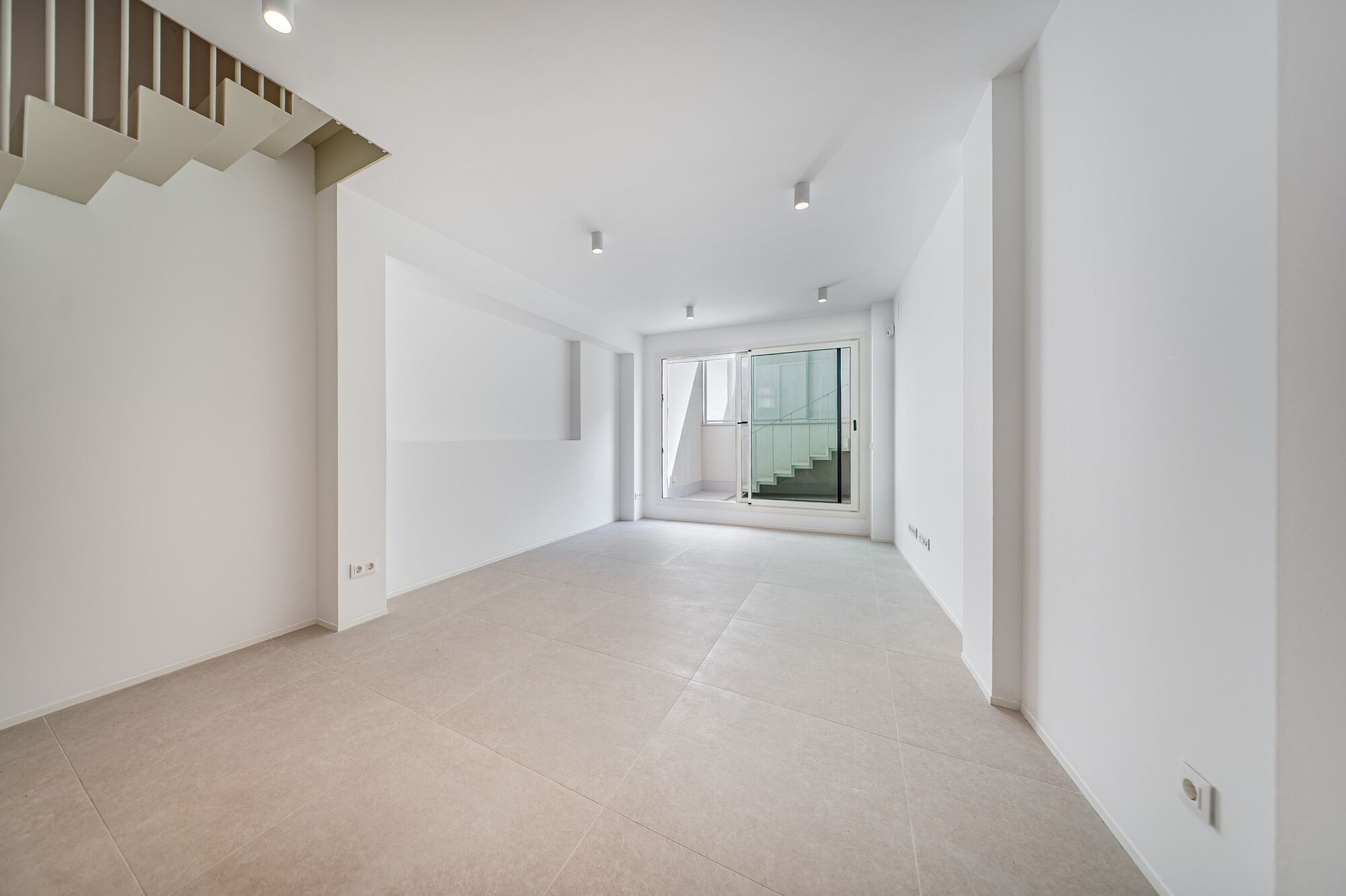 Duplex with Private Patio and Rooftop Community Pool by Camp Nou
