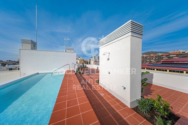 Dúplex a estrenar con patio y piscina comunitaria en azotea cerca de Camp Nou