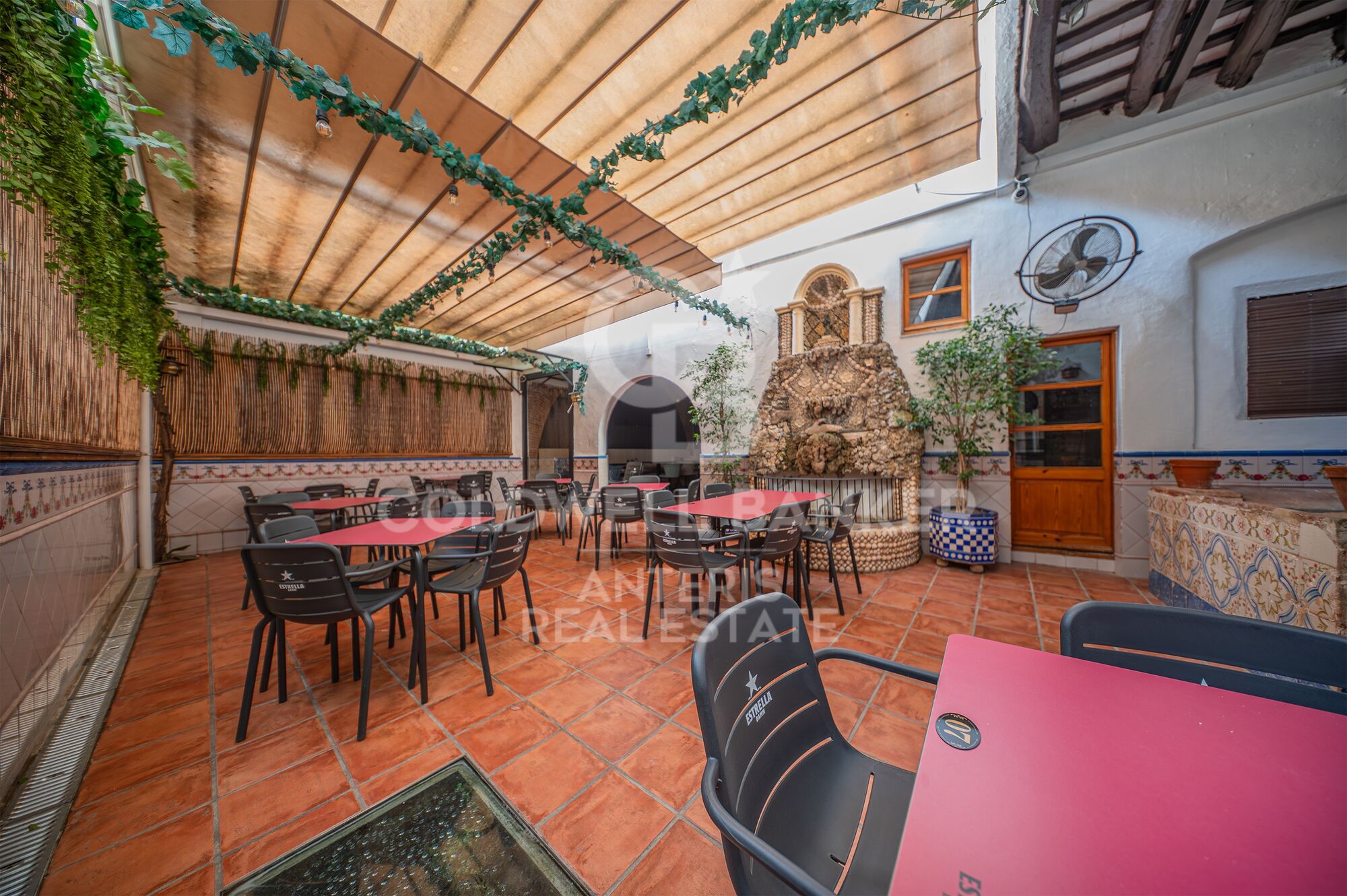 House with restaurant Investment opportunity