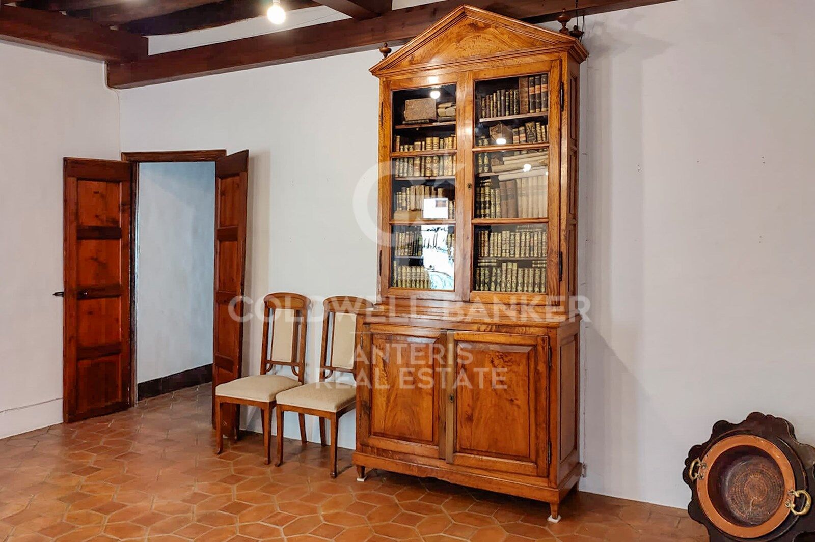 House with restaurant Investment opportunity