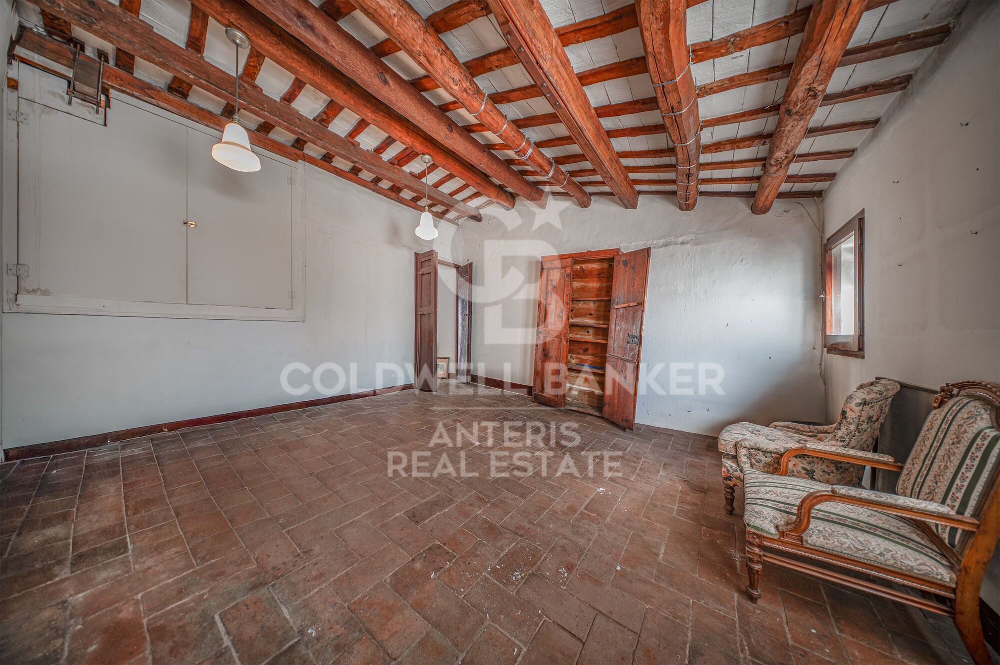 House with restaurant Investment opportunity