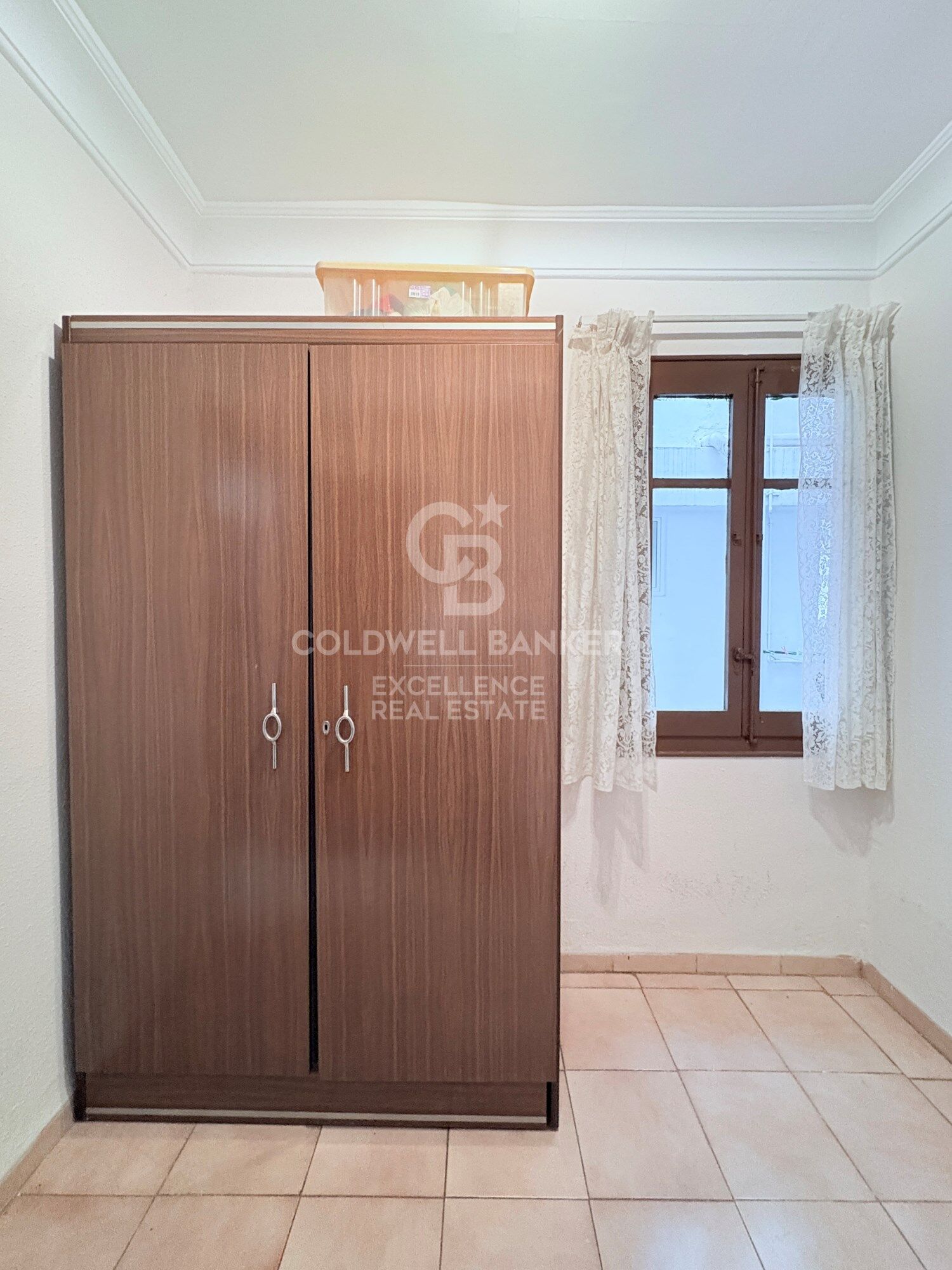 Bright apartment with great potential in the historic center of Valencia.