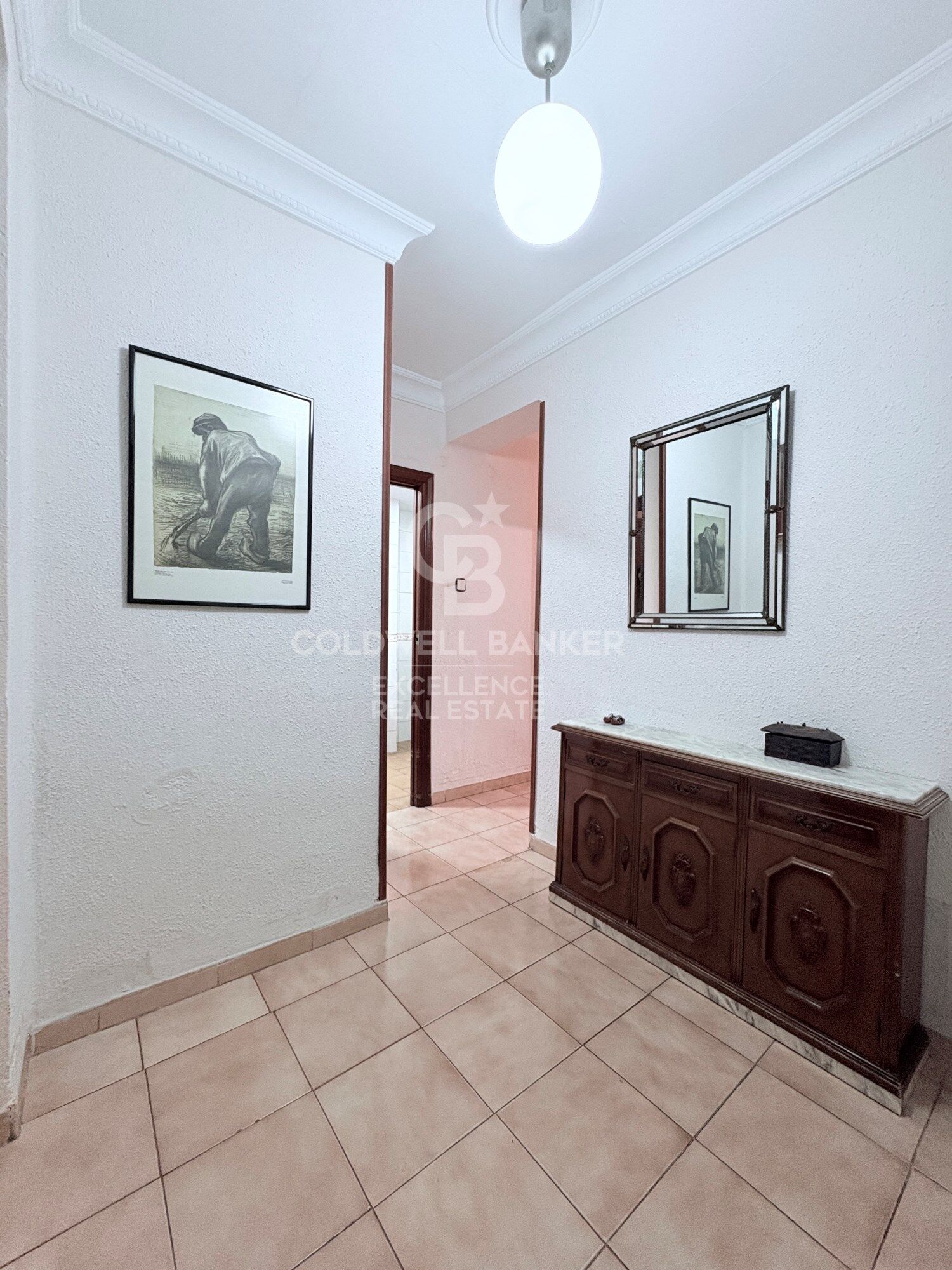 Bright apartment with great potential in the historic center of Valencia.