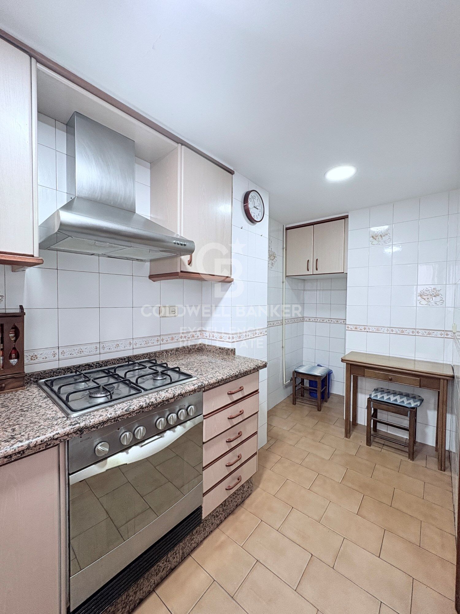 Bright apartment with great potential in the historic center of Valencia.