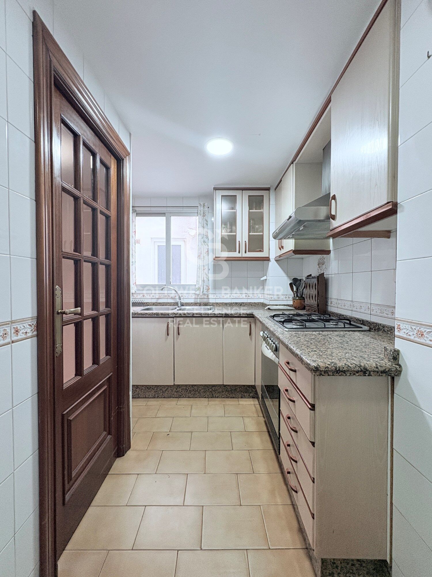 Bright apartment with great potential in the historic center of Valencia.