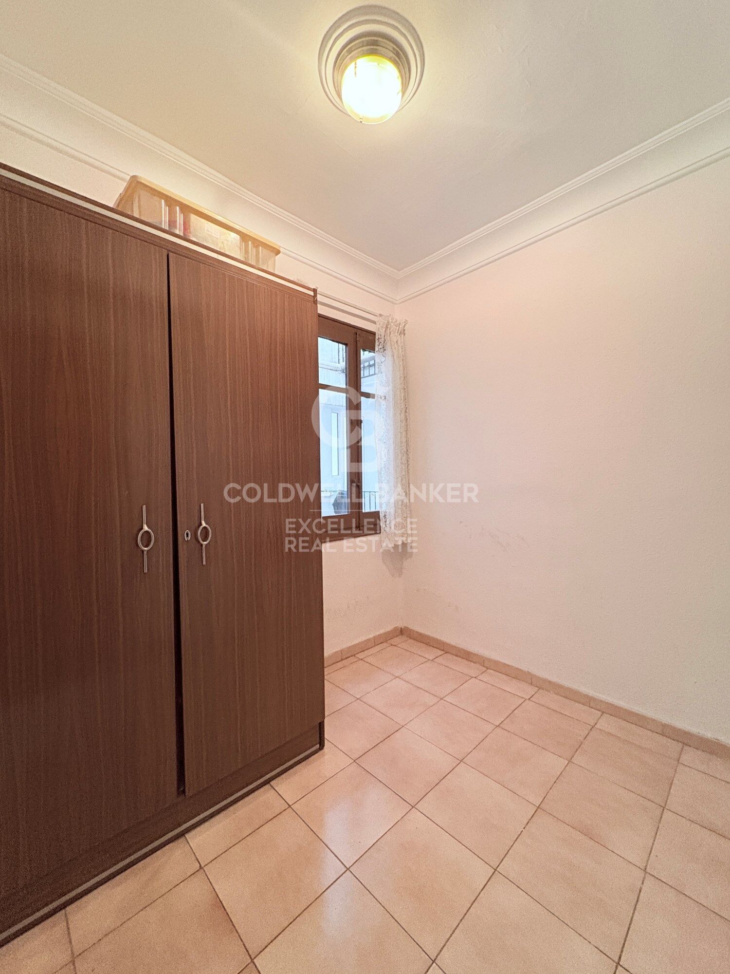 Bright apartment with great potential in the historic center of Valencia.