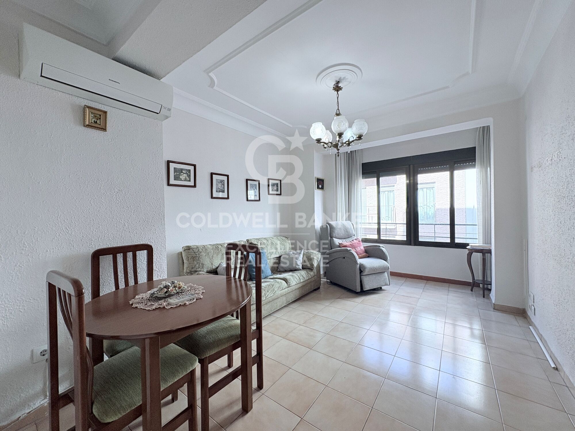 Bright apartment with great potential in the historic center of Valencia.