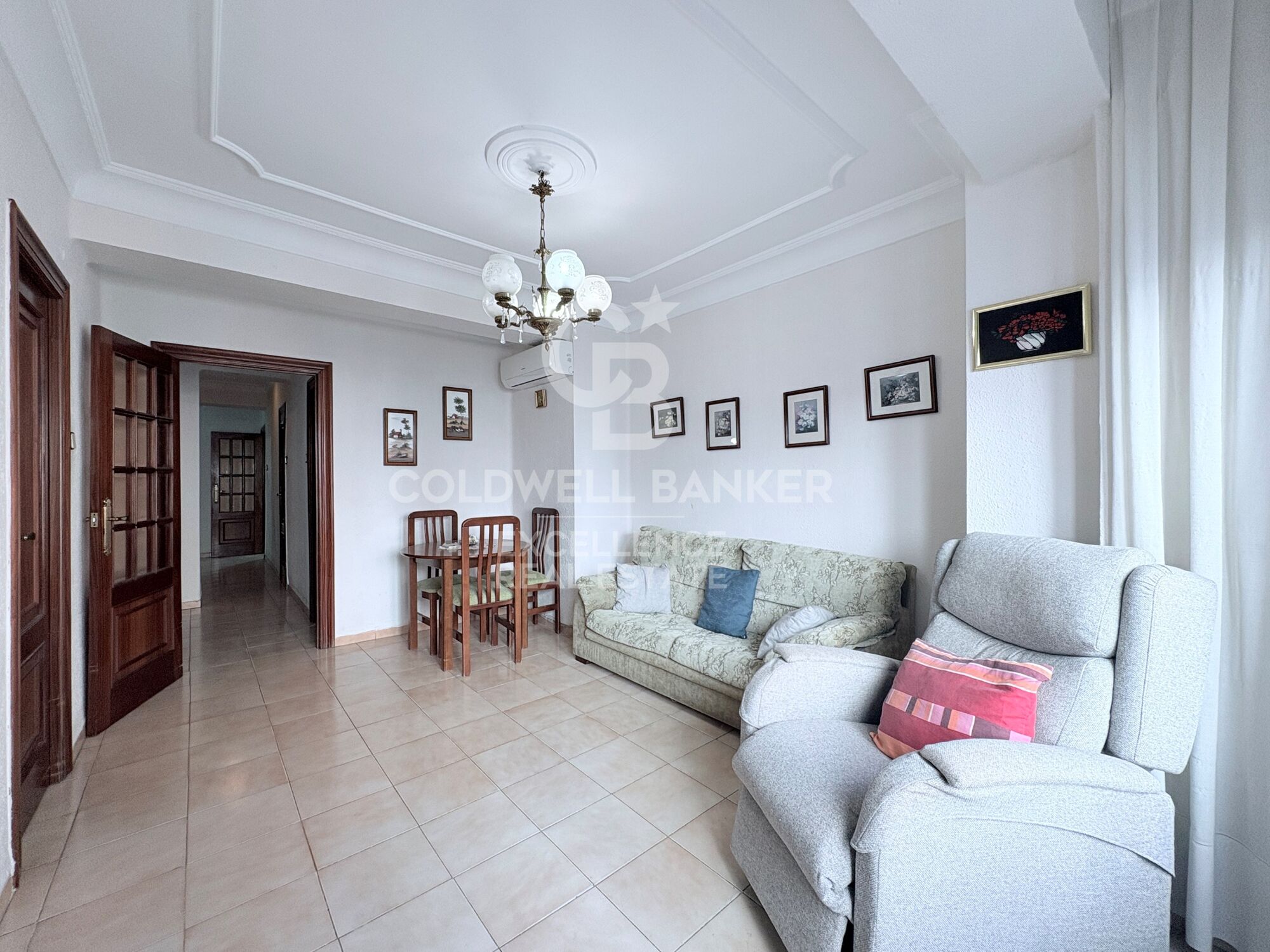 Bright apartment with great potential in the historic center of Valencia.