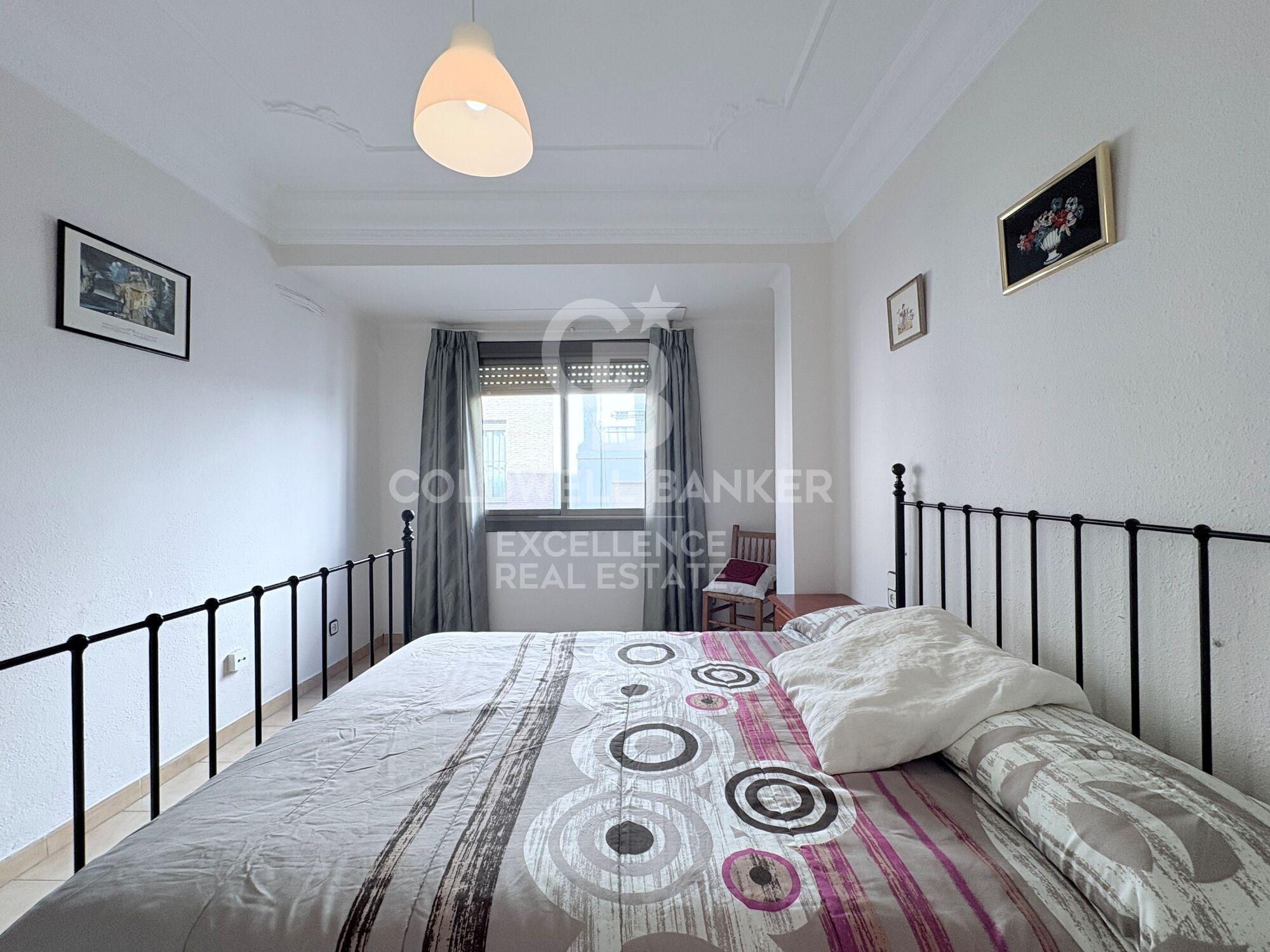 Bright apartment with great potential in the historic center of Valencia.