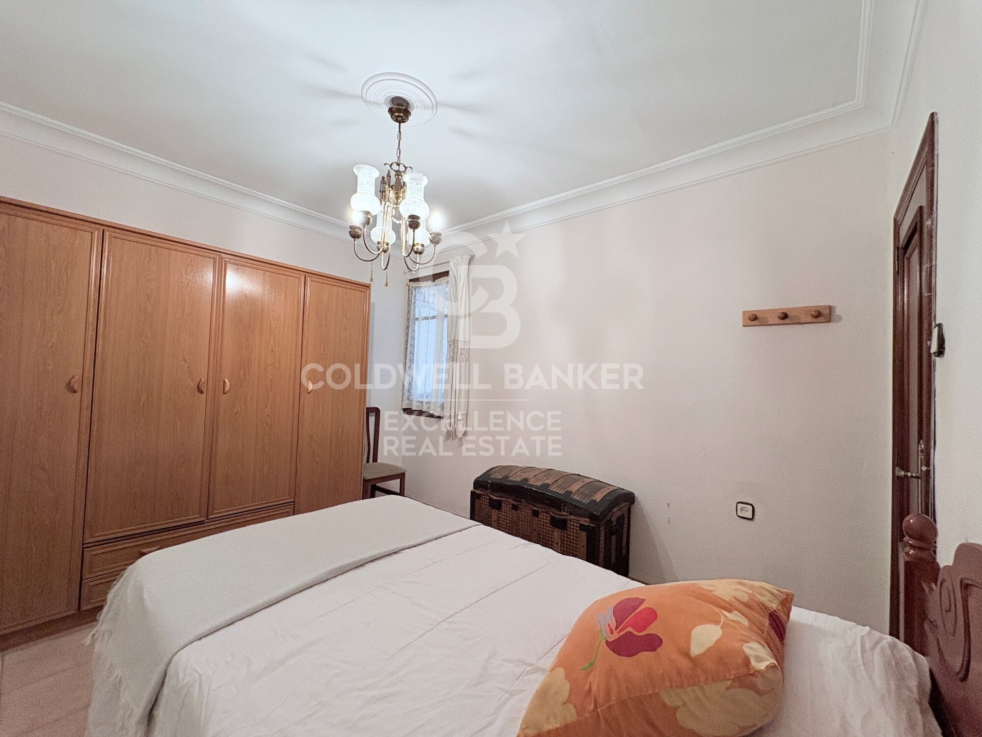 Bright apartment with great potential in the historic center of Valencia.