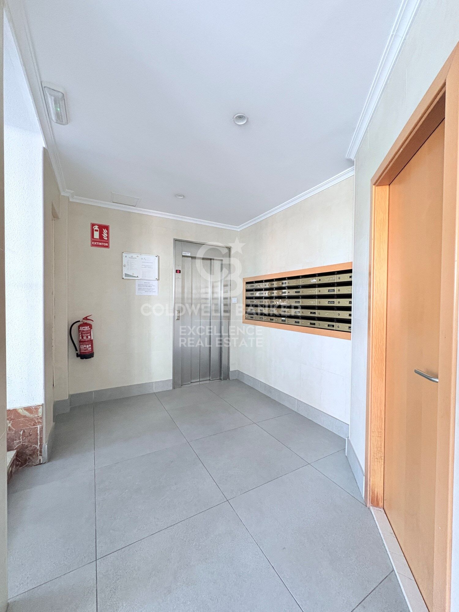 Bright apartment with great potential in the historic center of Valencia.