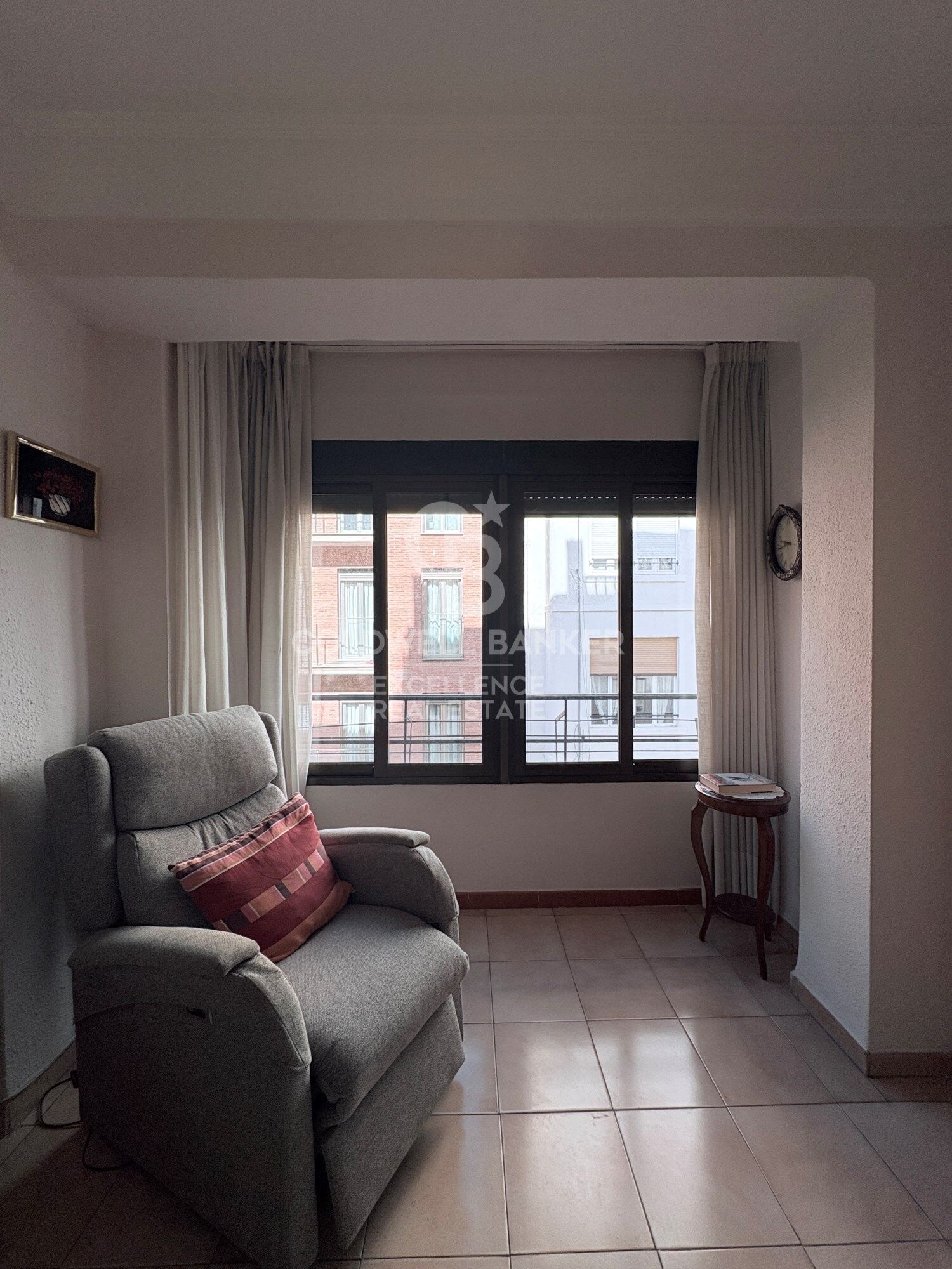 Bright apartment with great potential in the historic center of Valencia.