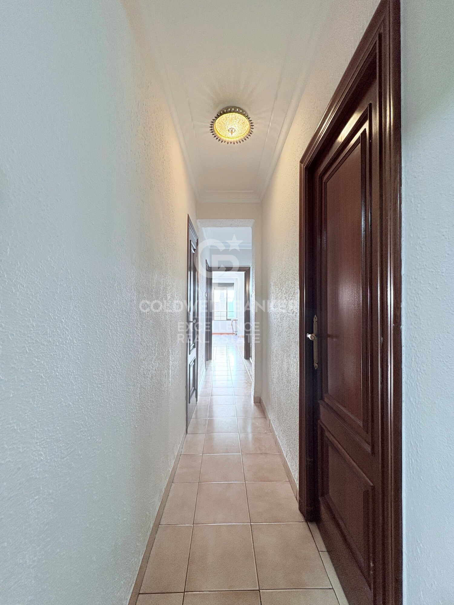 Bright apartment with great potential in the historic center of Valencia.